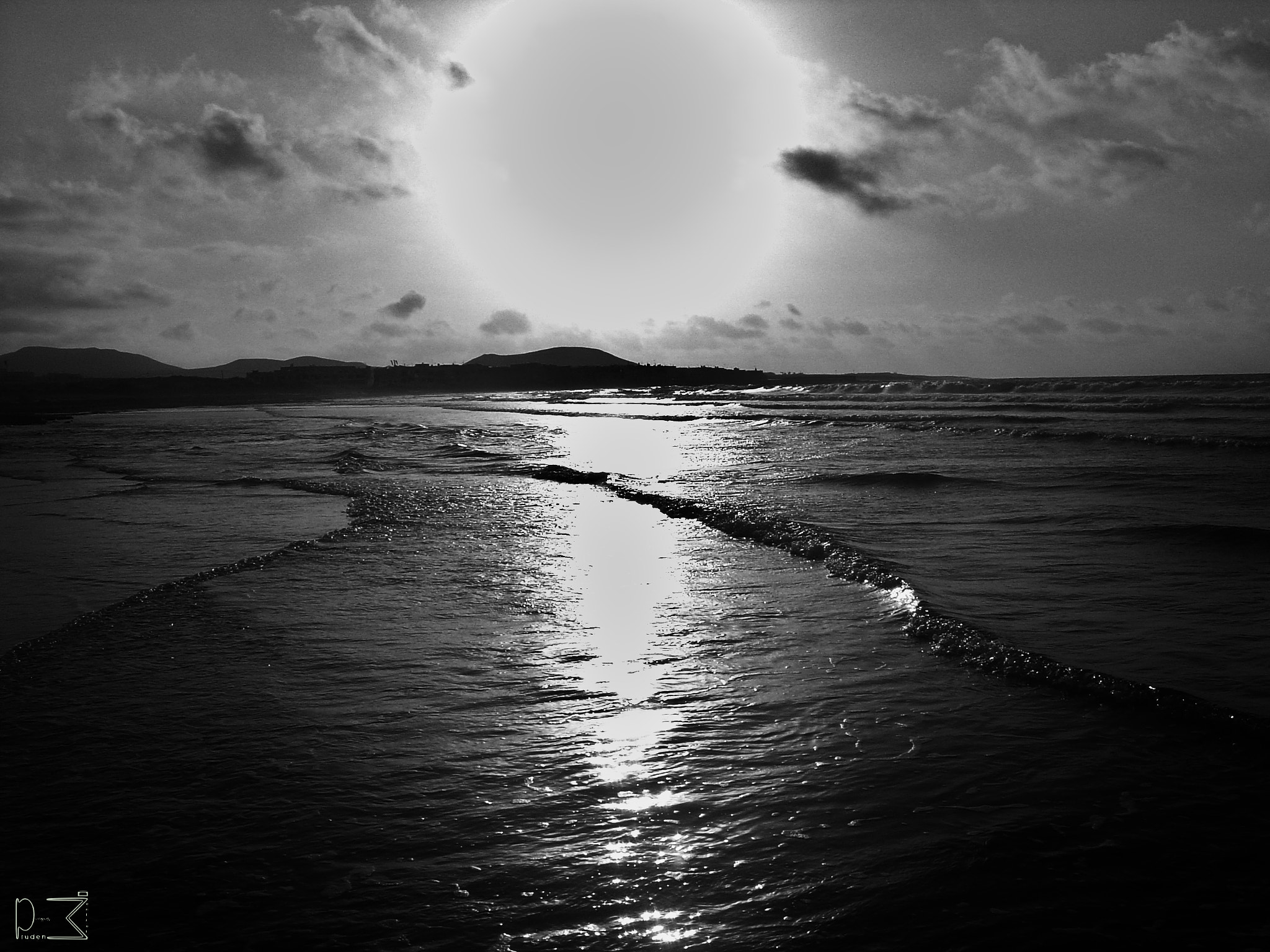 Sony DSC-V1 sample photo. Atardece b&w photography