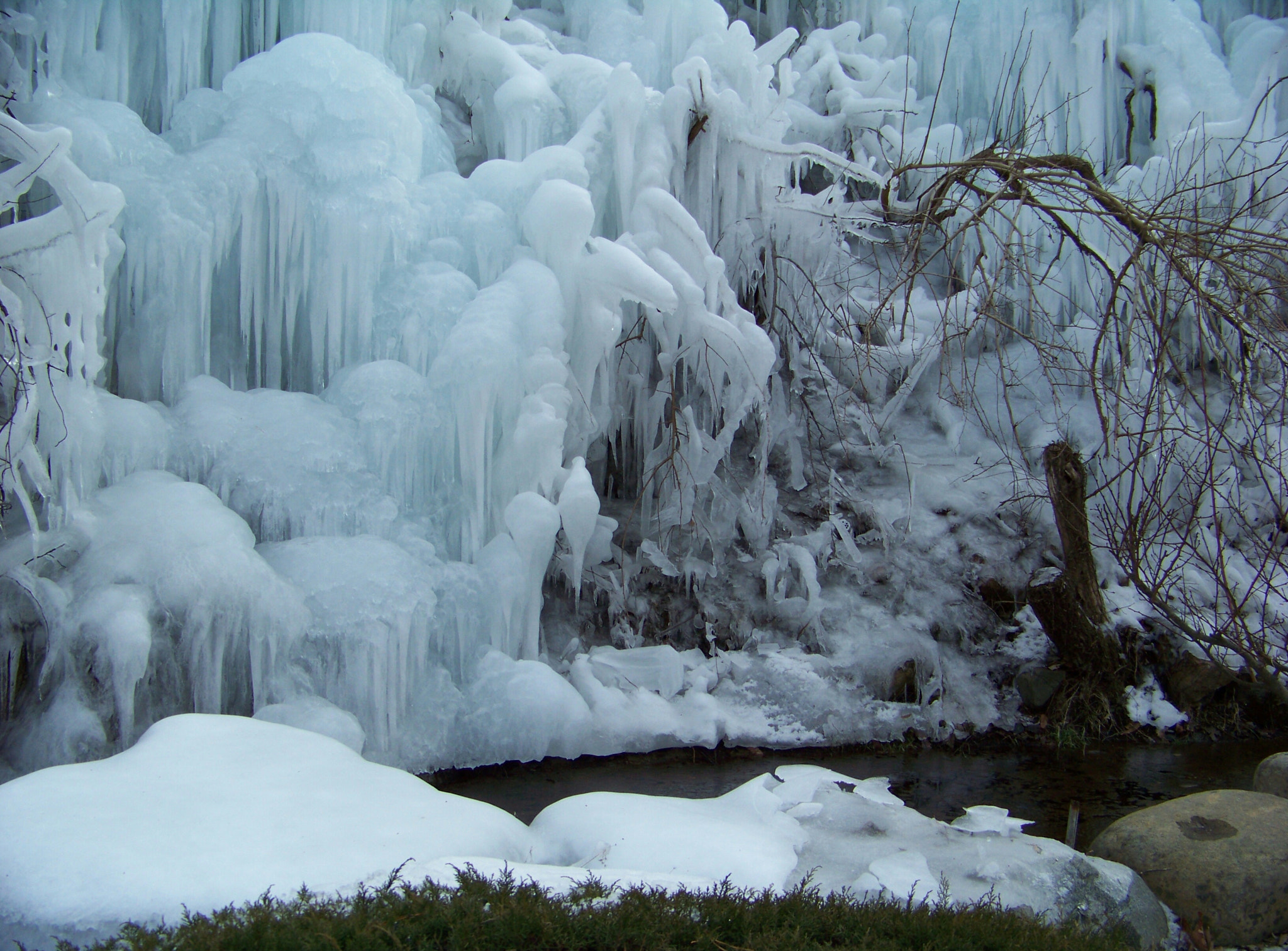 Kodak Z812 IS ZOOM DIGITAL CAMERA sample photo. Ice wall 1 photography