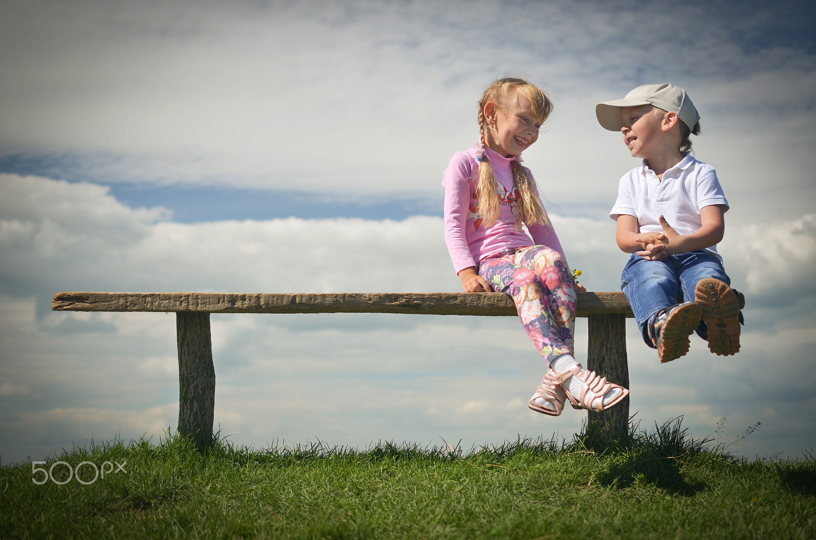 Nikon D5100 + Nikon AF-S DX Micro Nikkor 40mm F2.8 sample photo. Love stories photography