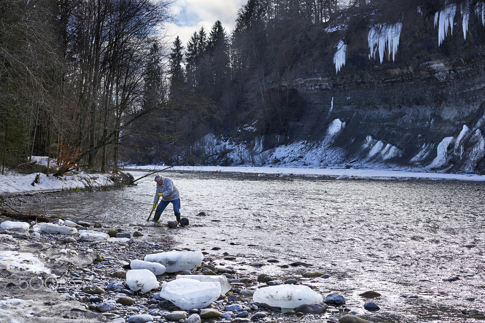 Sony Sonnar T* FE 55mm F1.8 ZA sample photo. Gold seeker in the emme river photography