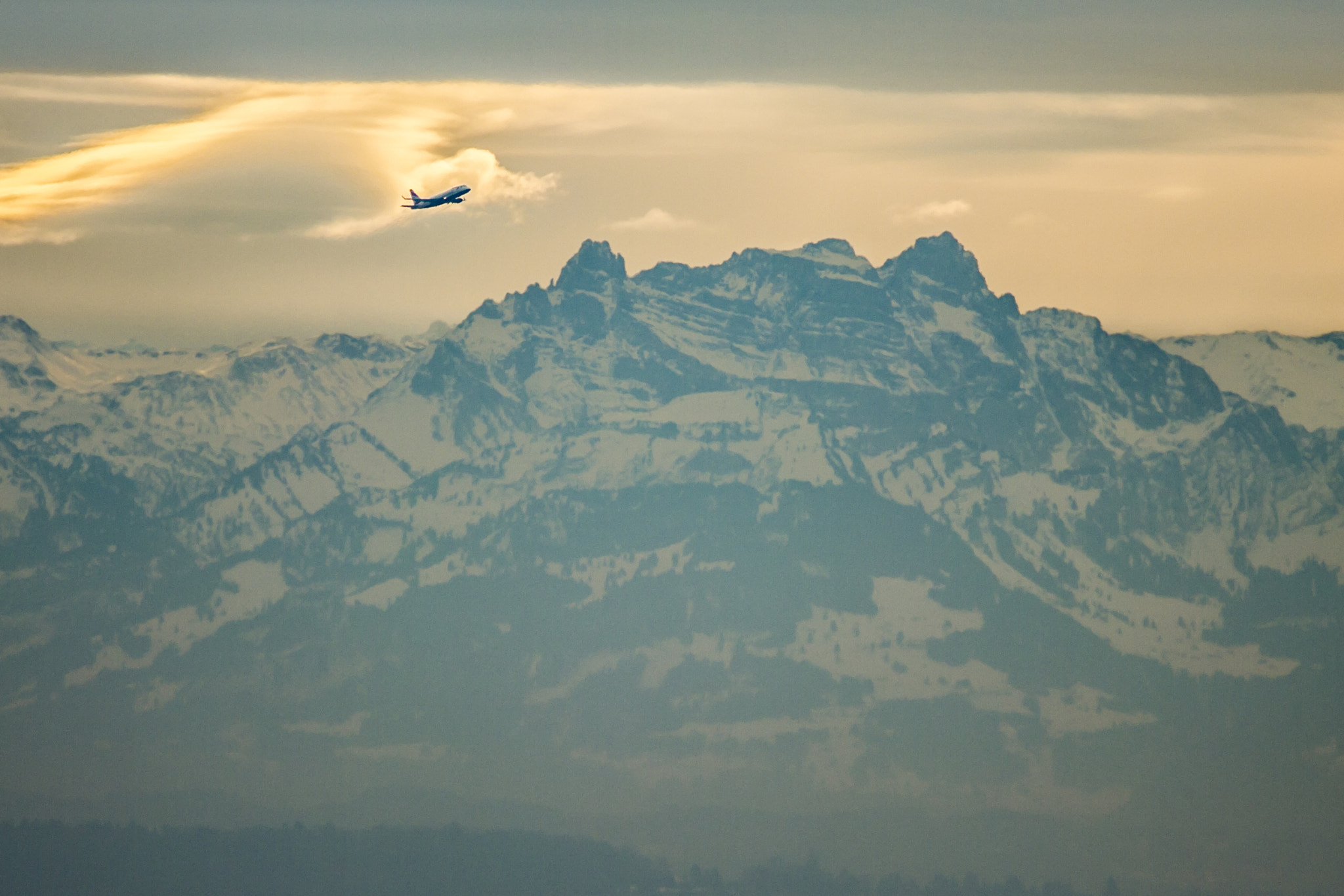 Canon EF 70-300mm F4-5.6 IS USM sample photo. Airplane photography