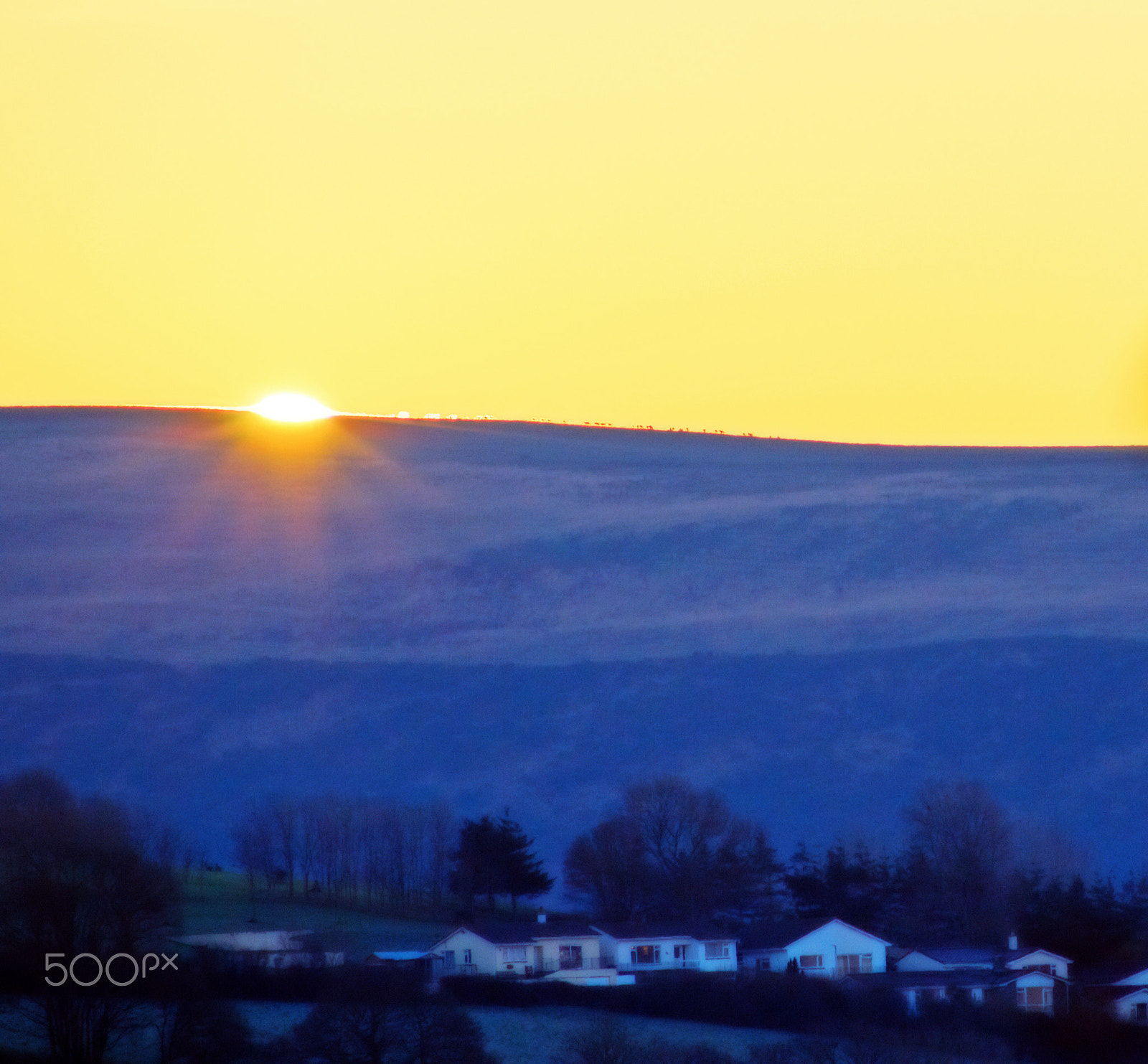 Canon EOS 100D (EOS Rebel SL1 / EOS Kiss X7) + EF75-300mm f/4-5.6 sample photo. Sun breaking on skyline photography