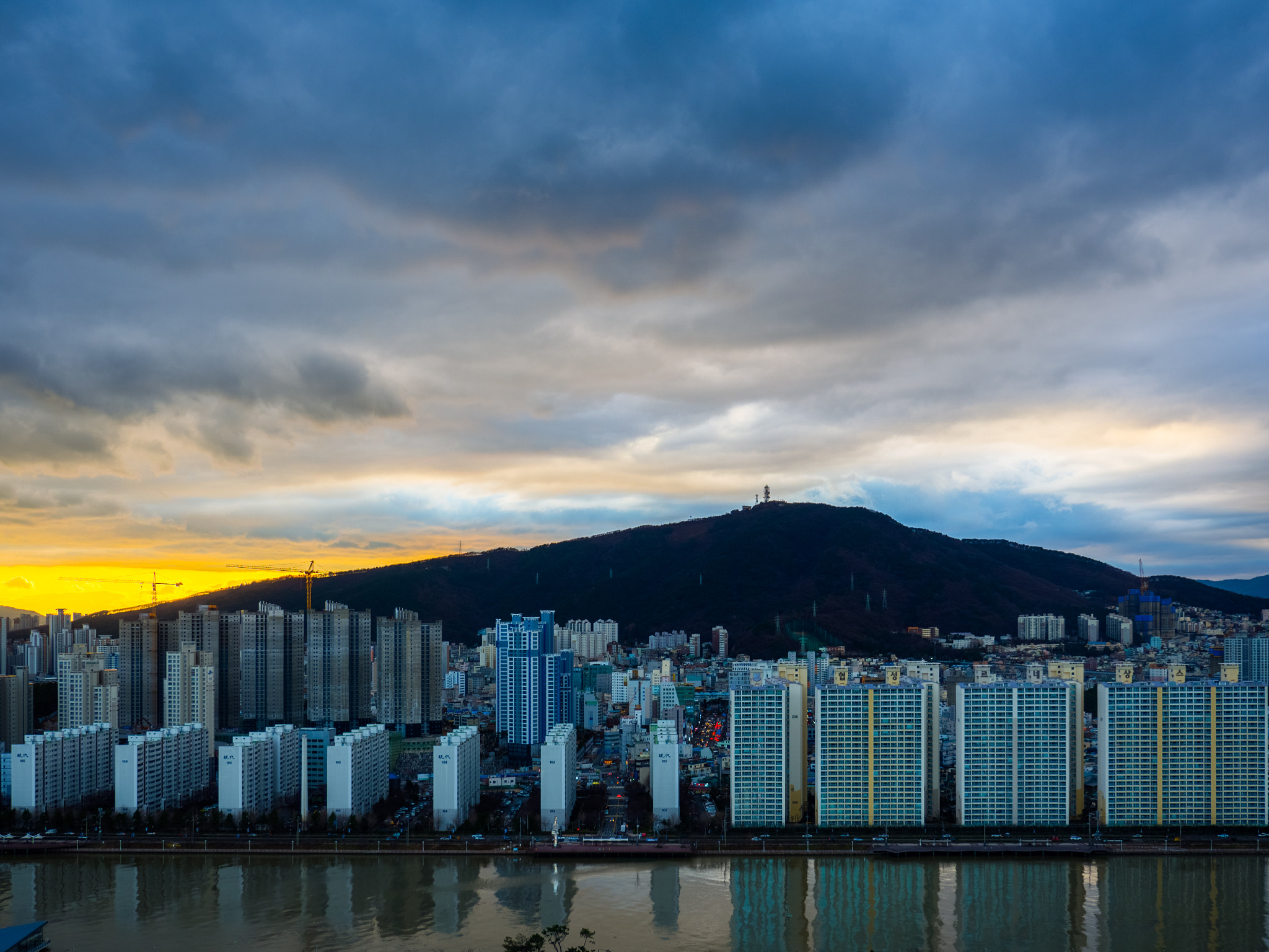 Olympus OM-D E-M1 Mark II + Panasonic Lumix G X Vario 12-35mm F2.8 ASPH Power OIS sample photo. Setting sun over suyeong river photography