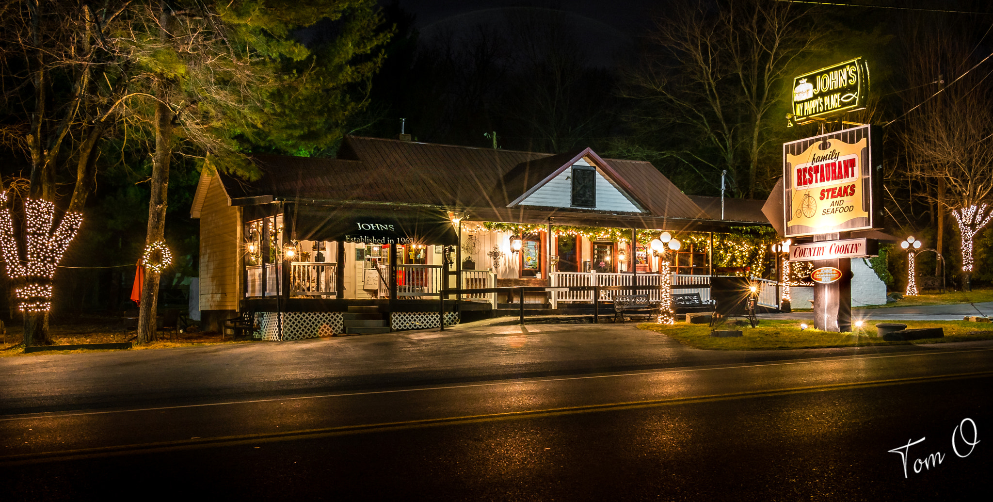 Nikon AF Nikkor 24-85mm F2.8-4D IF sample photo. Family restaurant photography