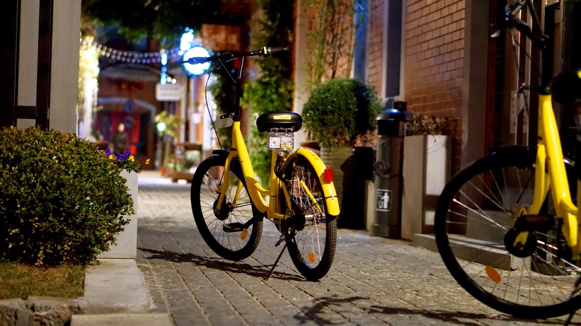 Sony E 50mm F1.8 OSS sample photo. In the evening for a walk after the spring festival, the streets are empty photography