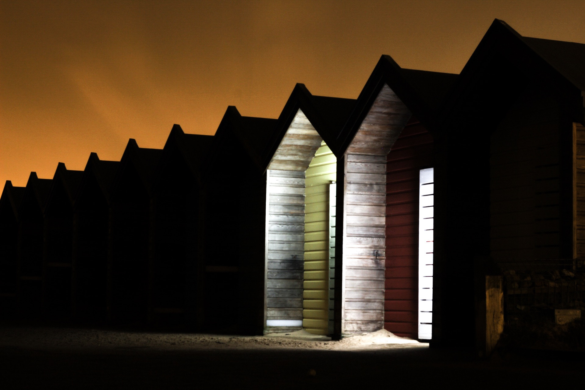Canon EOS 1300D (EOS Rebel T6 / EOS Kiss X80) + Canon EF 50mm F1.8 II sample photo. Beach huts photography