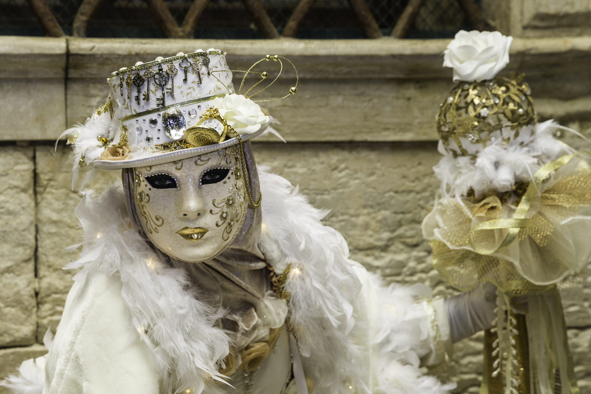 Sony a7R II + Canon EF 24-70mm F2.8L II USM sample photo. Venetian gold: masked performer at venice carnival photography