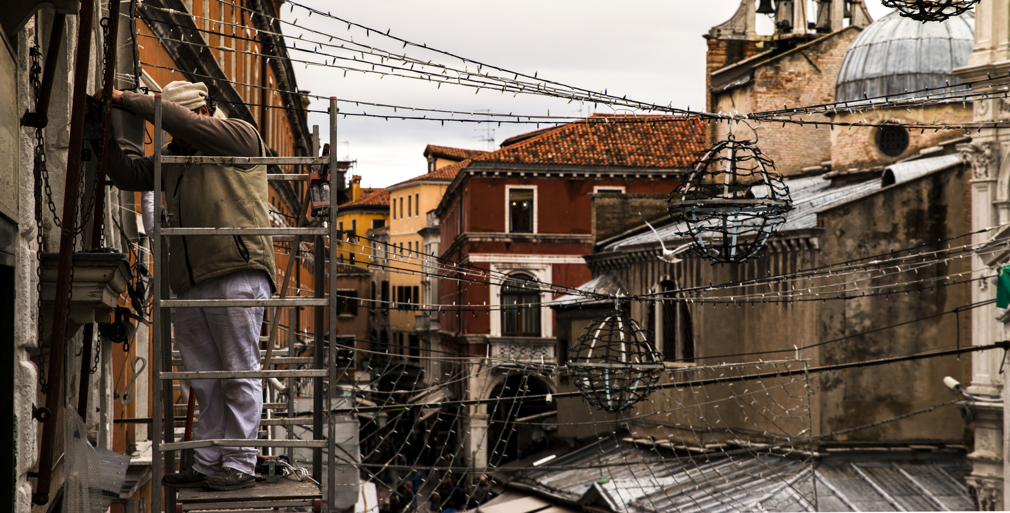 Canon EOS 70D + Sigma 24-70mm F2.8 EX DG Macro sample photo. Everyday life in venice, italy photography