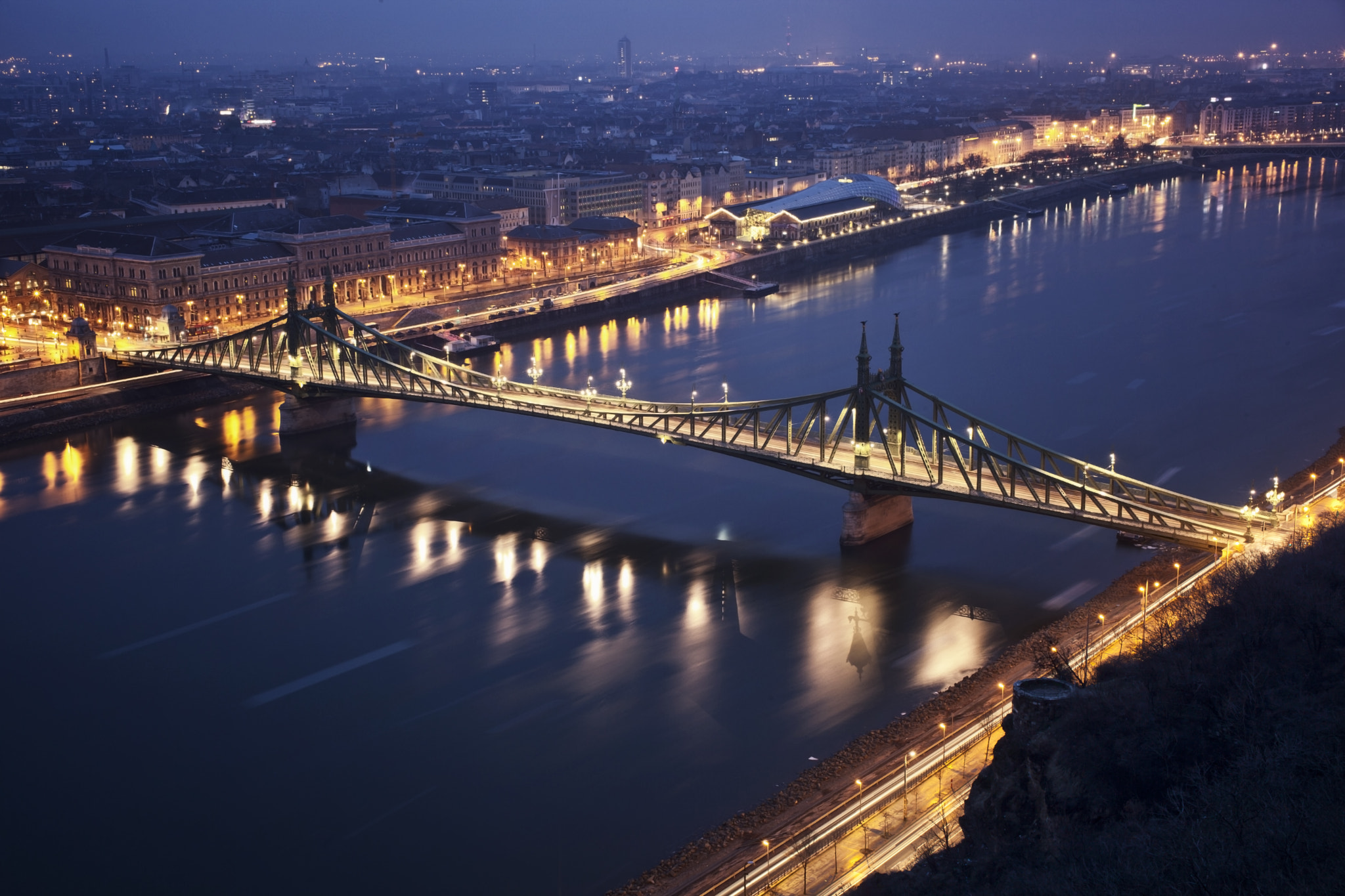 Canon EF 28-105mm f/3.5-4.5 USM sample photo. Liberty bridge photography