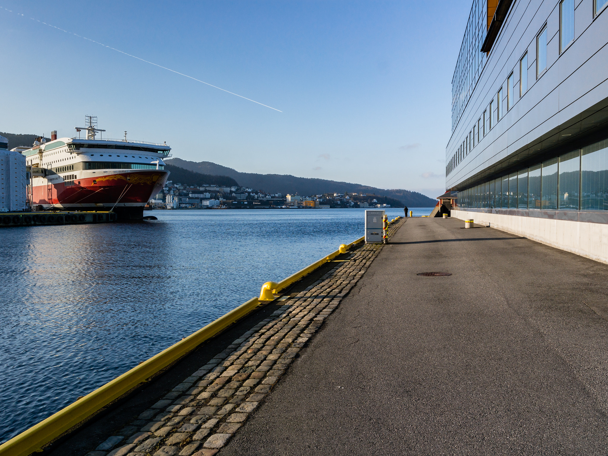 Samsung NX 18-55mm F3.5-5.6 OIS sample photo. "leading lines" photography