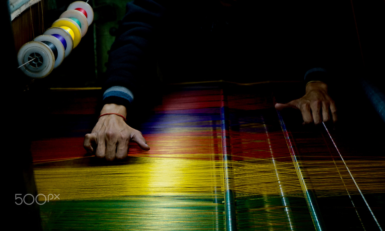 Sony FE 28-70mm F3.5-5.6 OSS sample photo. Indian sari weaver hand loom photography