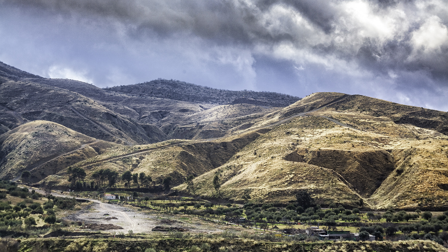 Canon EF 70-300mm F4-5.6 IS USM sample photo. Clouds on mountains photography