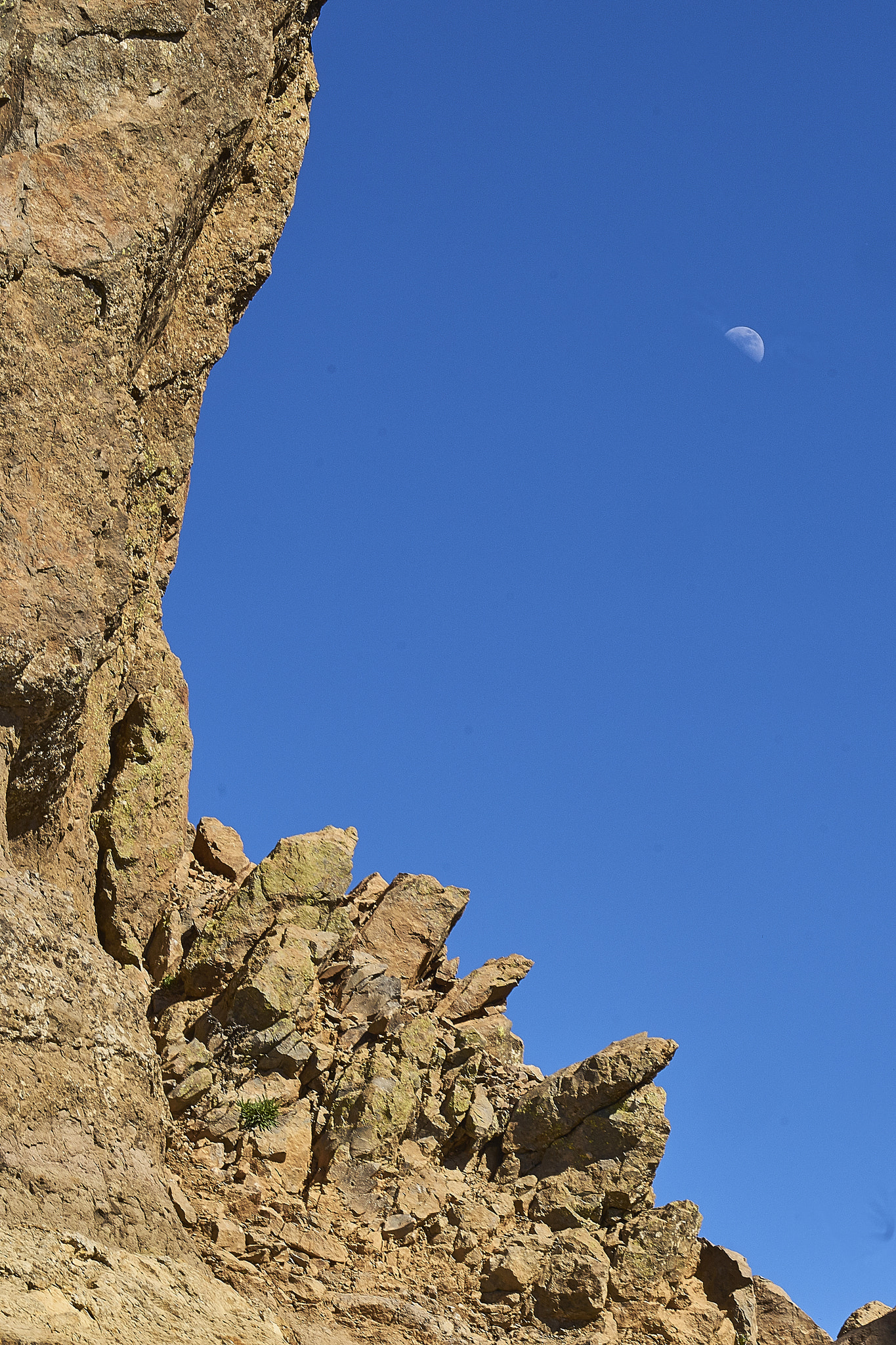 Sony a7 II + Minolta AF 80-200mm F2.8 HS-APO G sample photo. Rogue nublo and the moon photography