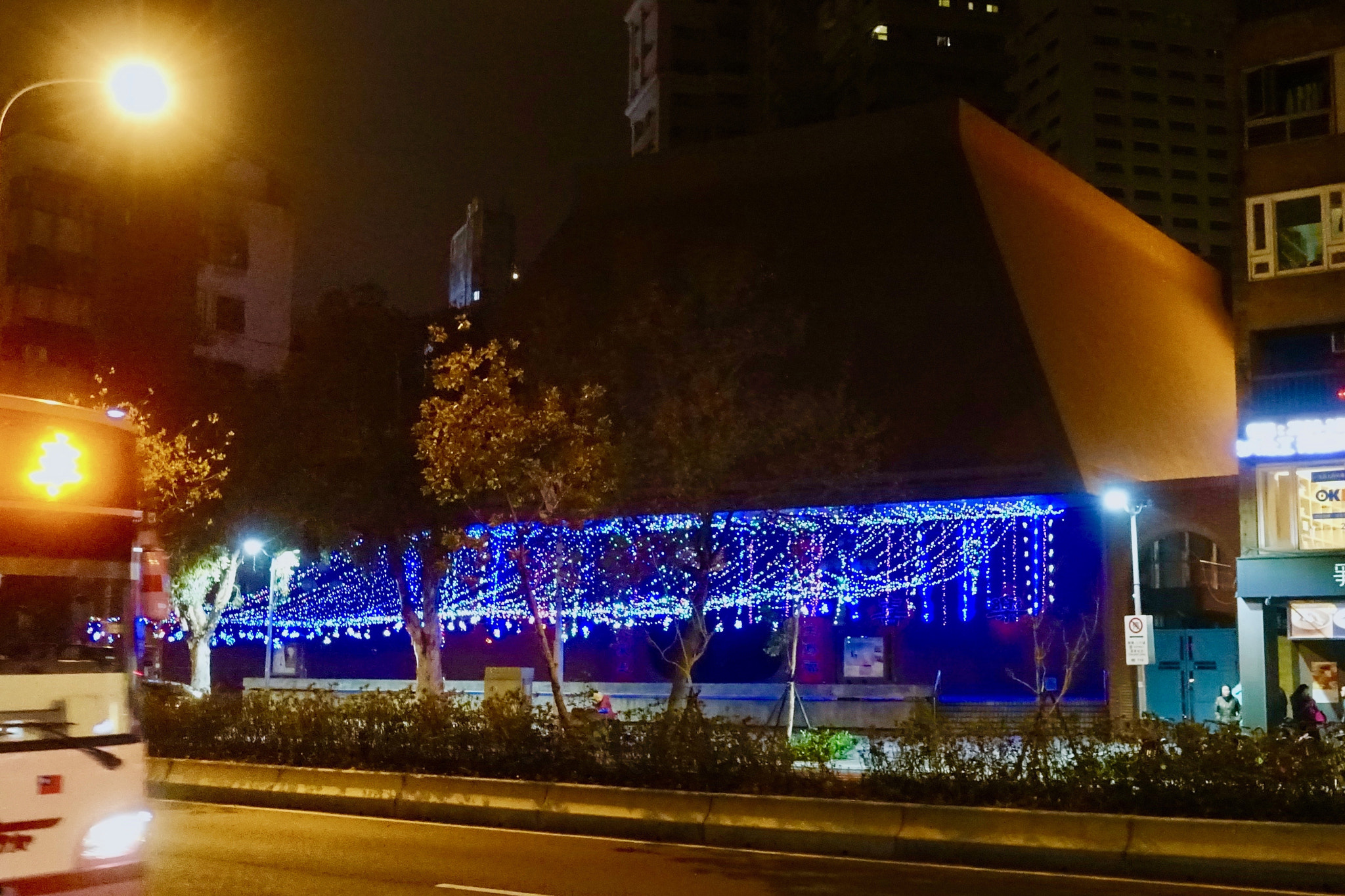 Sony DSC-RX100M5 + Sony 24-70mm F1.8-2.8 sample photo. Church decorations photography