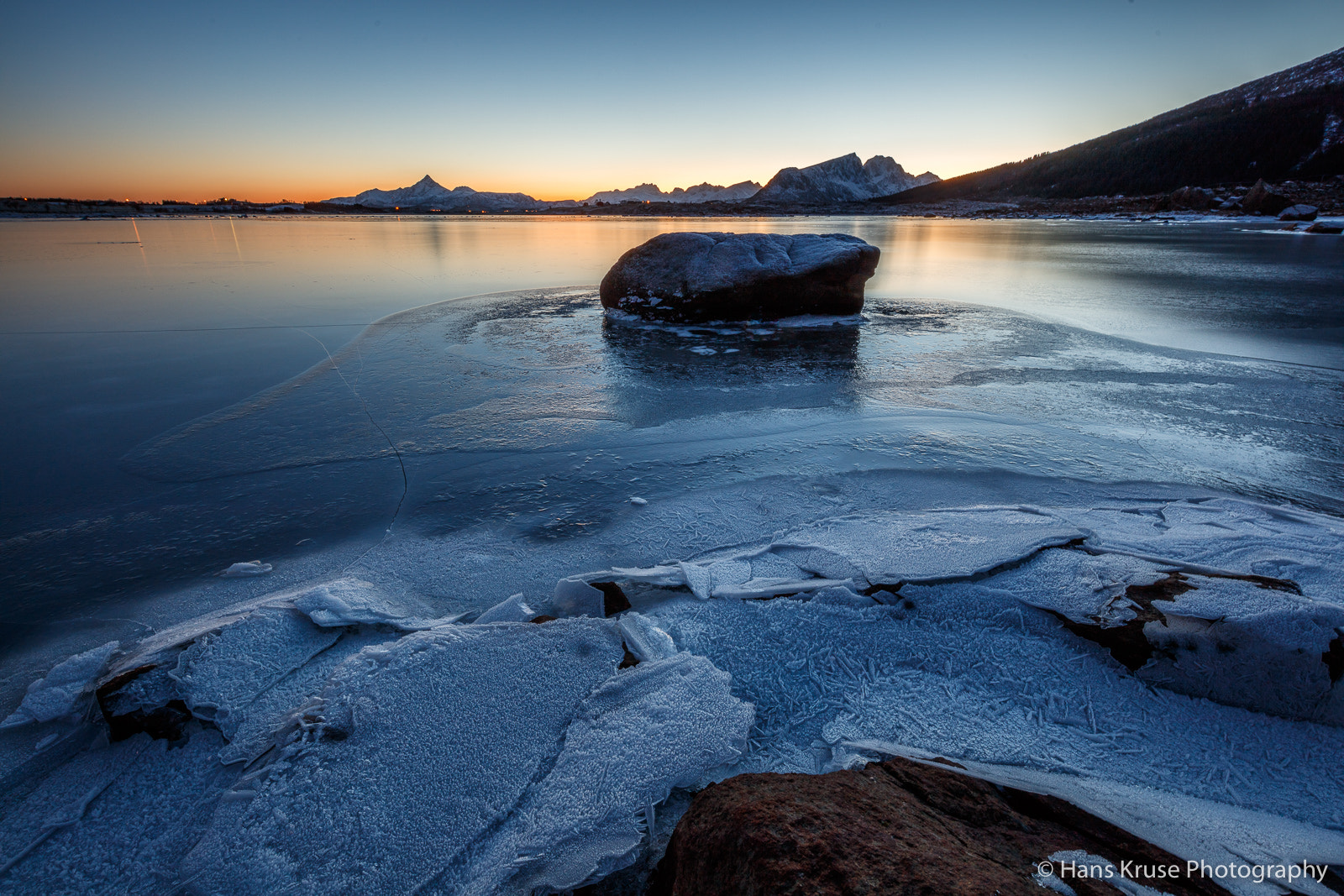 Canon EF 11-24mm F4L USM sample photo. At the frozen lake photography