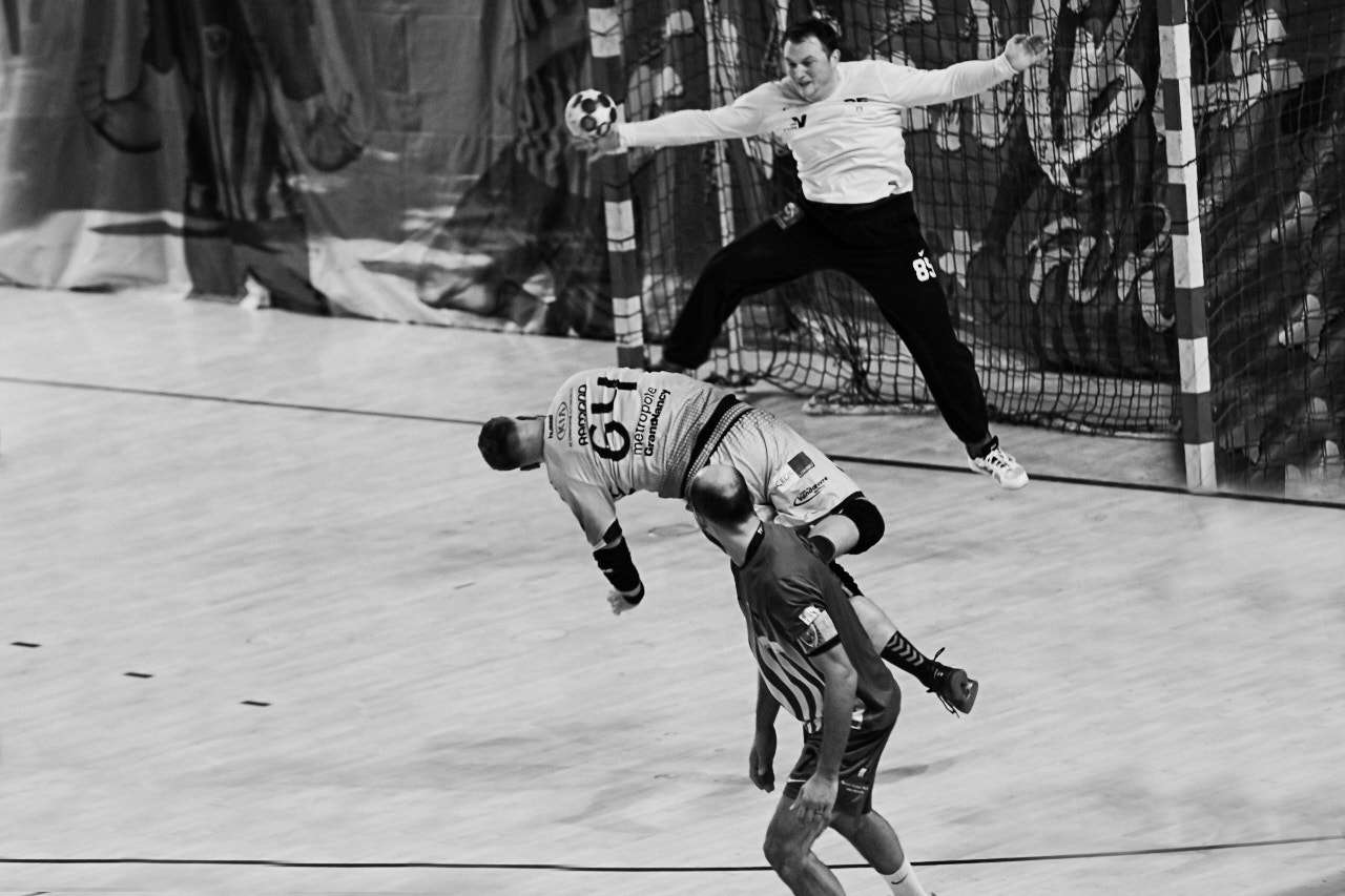 Canon EF 70-200mm F2.8L IS USM sample photo. Handball player photography
