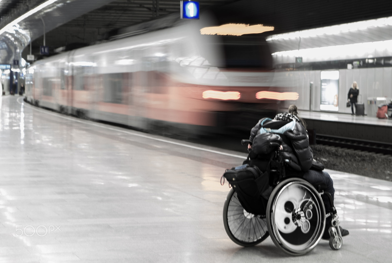 Sony a6000 + Sony FE 28-70mm F3.5-5.6 OSS sample photo. In a train station photography