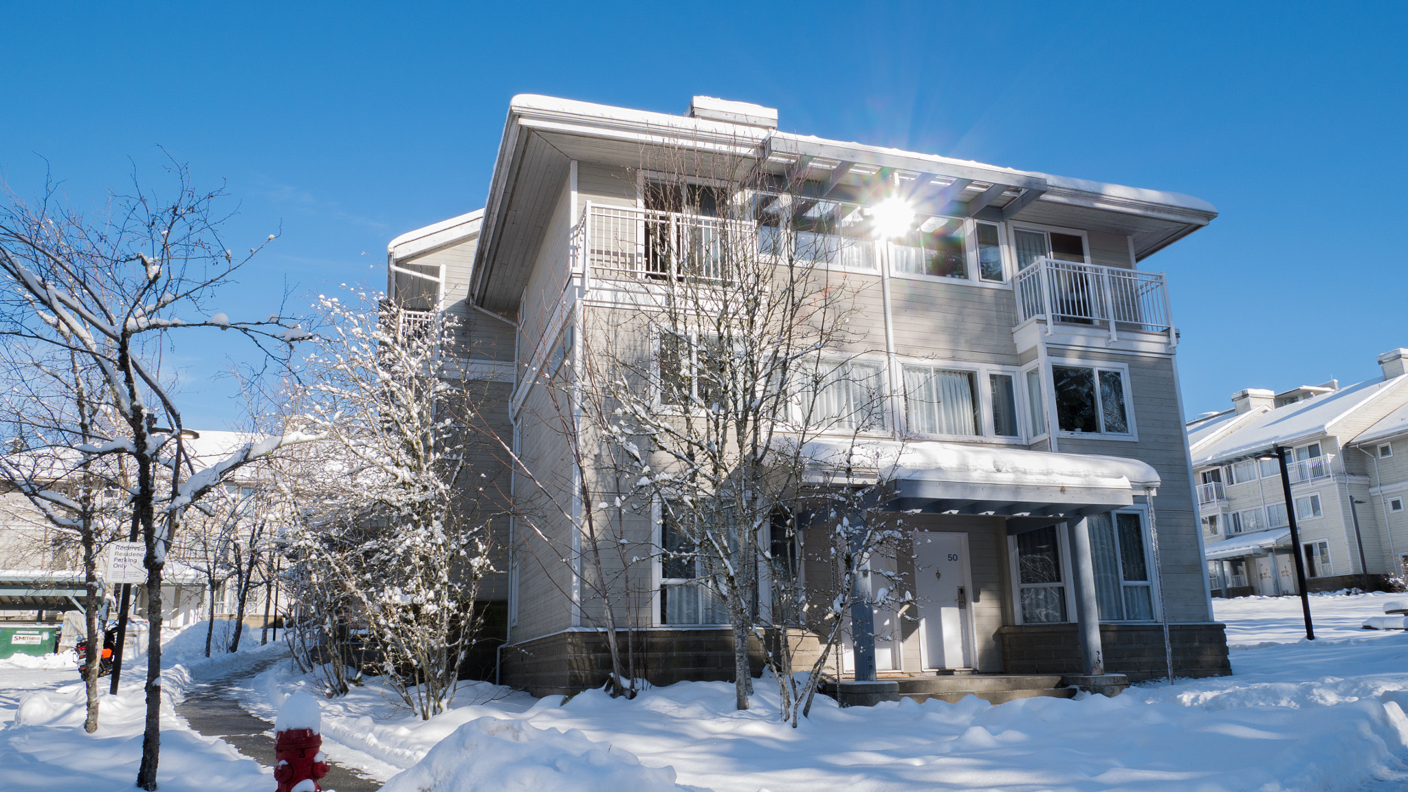 Panasonic Lumix DMC-G85 (Lumix DMC-G80) sample photo. Snowy house photography
