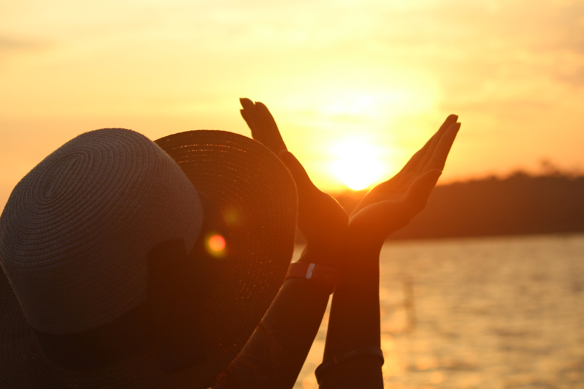Canon EOS 100D (EOS Rebel SL1 / EOS Kiss X7) sample photo. Holding onto the sun photography