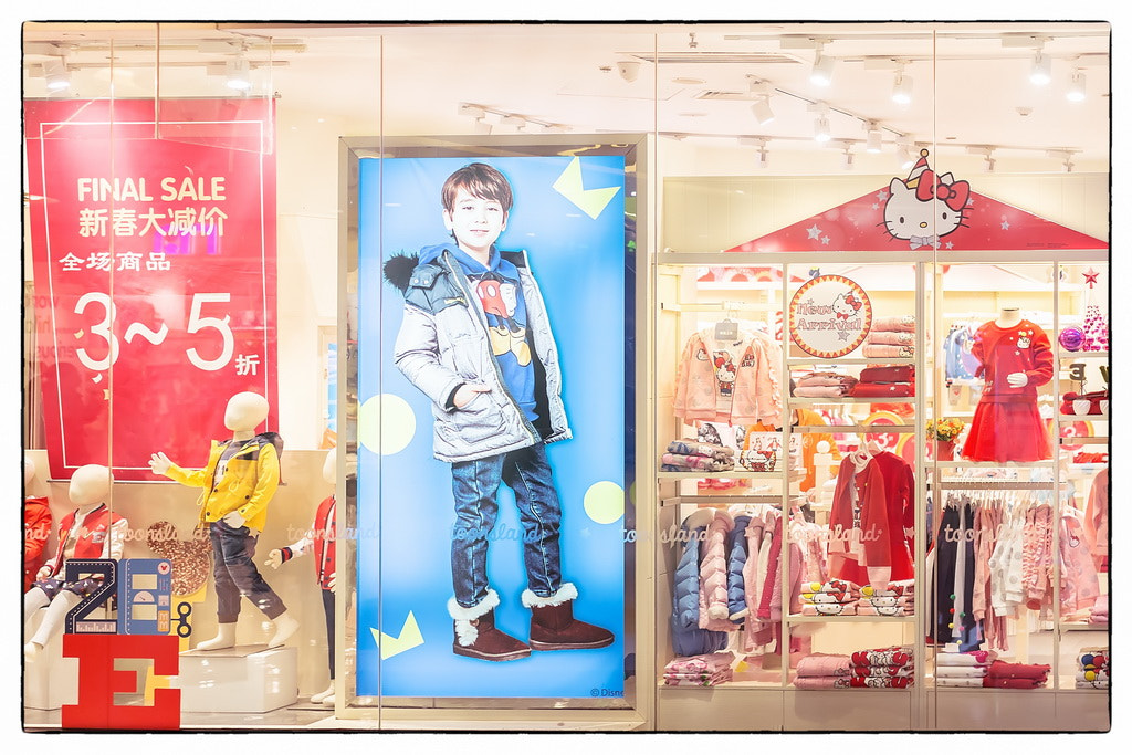 Canon EOS 70D + Sigma 35mm F1.4 DG HSM Art sample photo. Window shopping photography