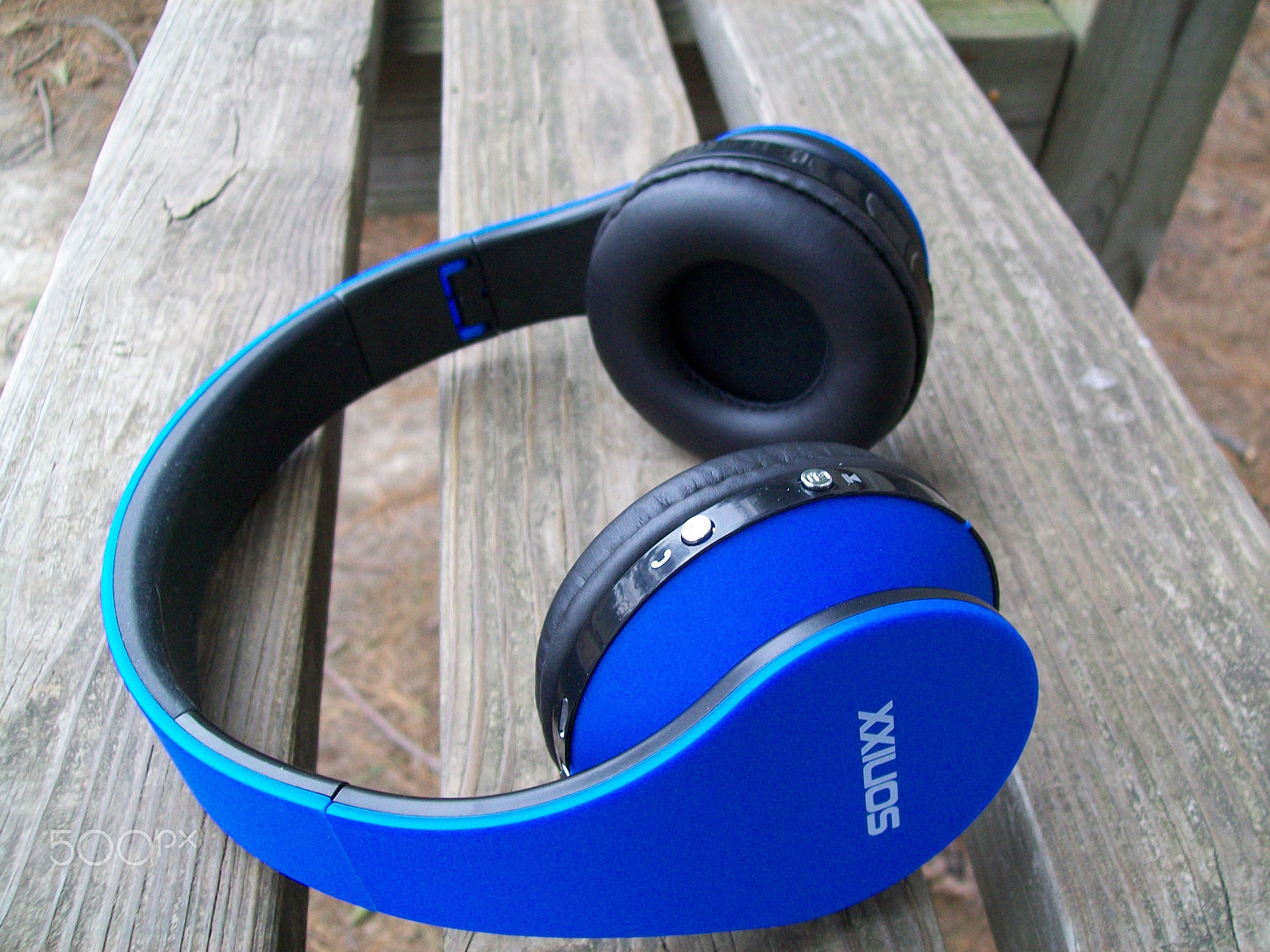 Kodak EasyShare C913 sample photo. Blue headphones photography