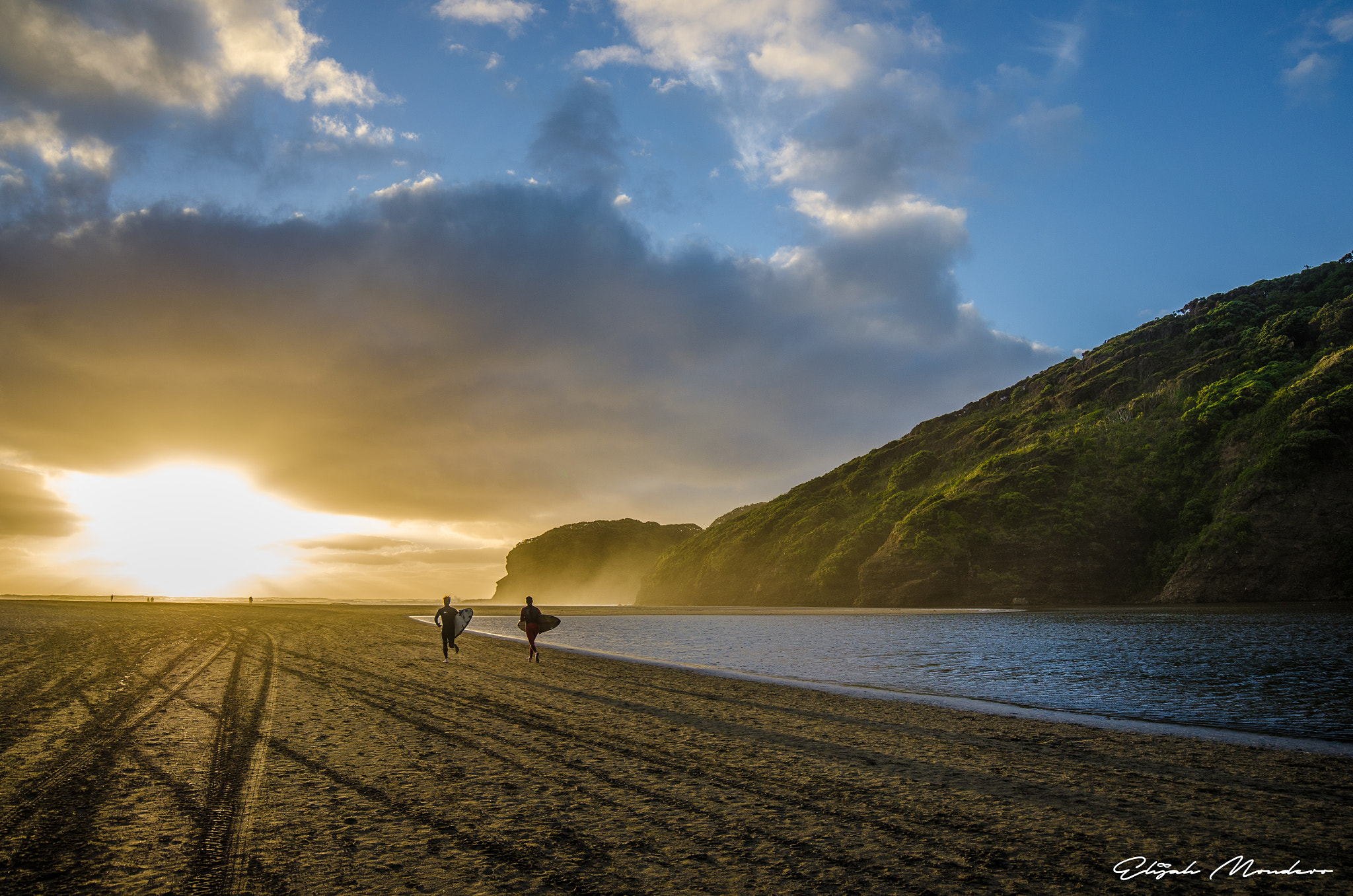 Samyang 14mm F2.8 ED AS IF UMC sample photo. Sunset surfers photography