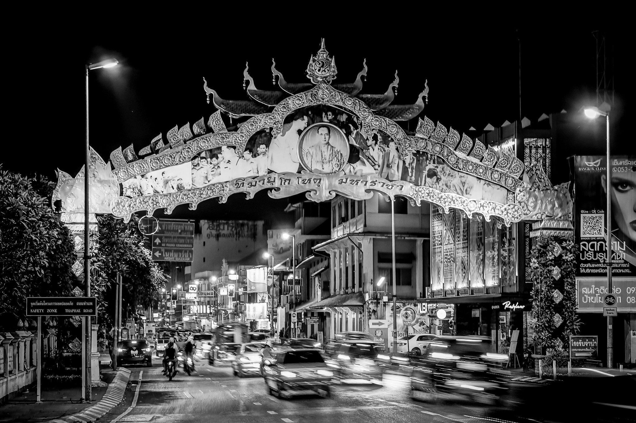 E 50mm F1.8 OSS sample photo. My king's pic @tapae road maybe change in few days photography