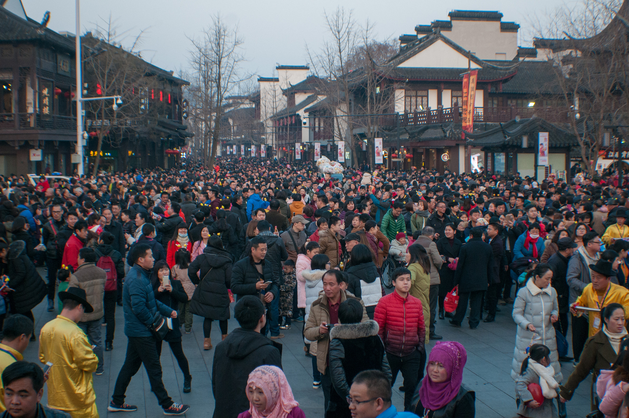 Nikon D300S + Nikon AF-S DX Nikkor 18-55mm F3.5-5.6G VR sample photo. A sea of people at the confucius temple photography