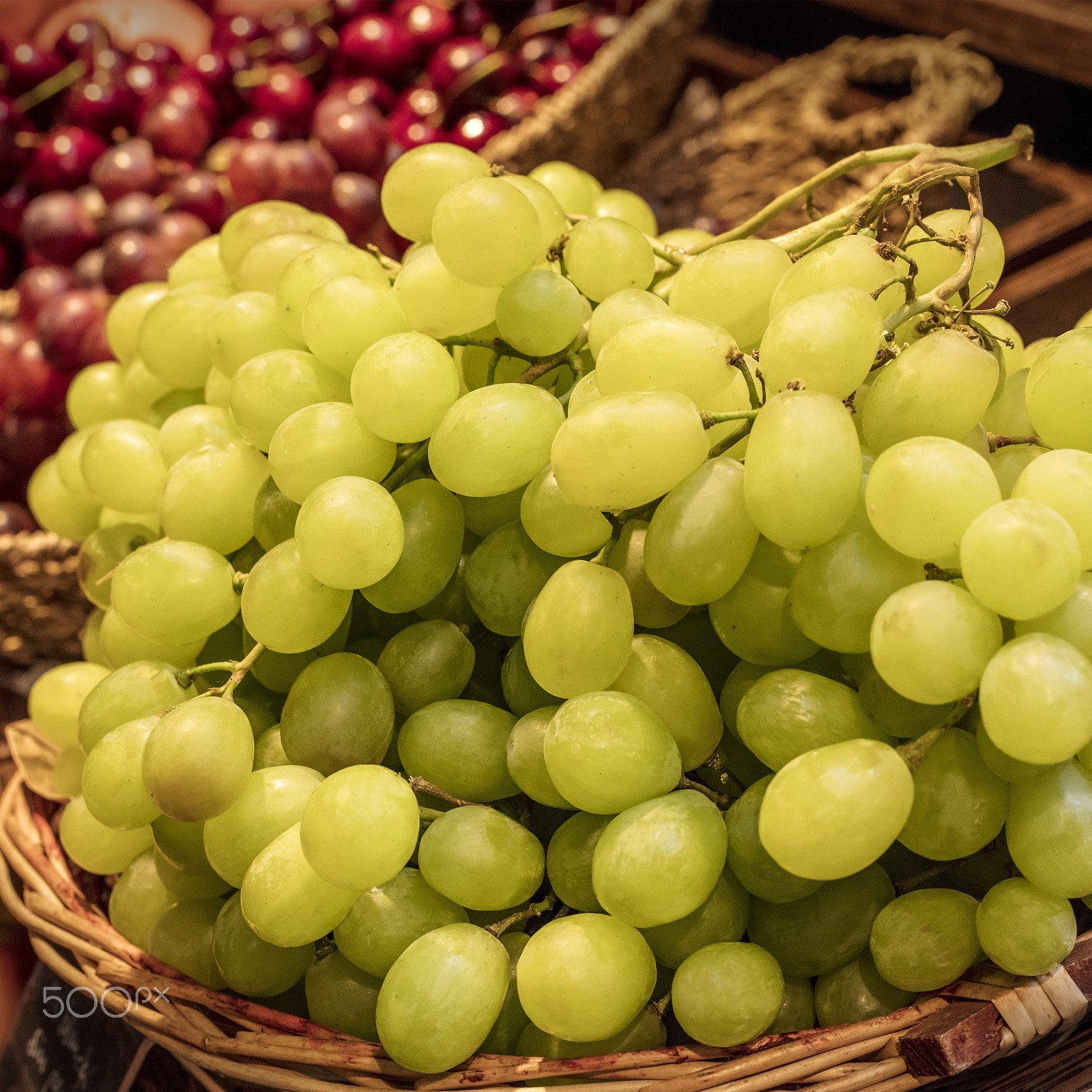 Canon EOS 5DS R sample photo. Green grapes on spanish market. selective focus photography