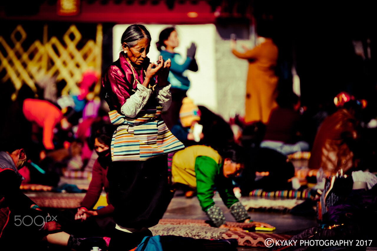 Tamron SP 70-200mm F2.8 Di VC USD sample photo. Pilgrims at barkhor, lhasa, tibet, china photography