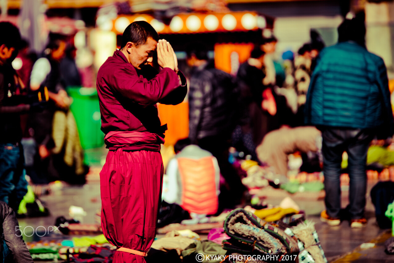 Tamron SP 70-200mm F2.8 Di VC USD sample photo. Pilgrims at barkhor, lhasa, tibet, china photography