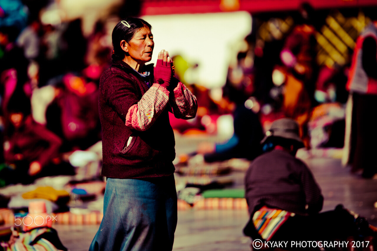 Tamron SP 70-200mm F2.8 Di VC USD sample photo. Pilgrims at barkhor, lhasa, tibet, china photography