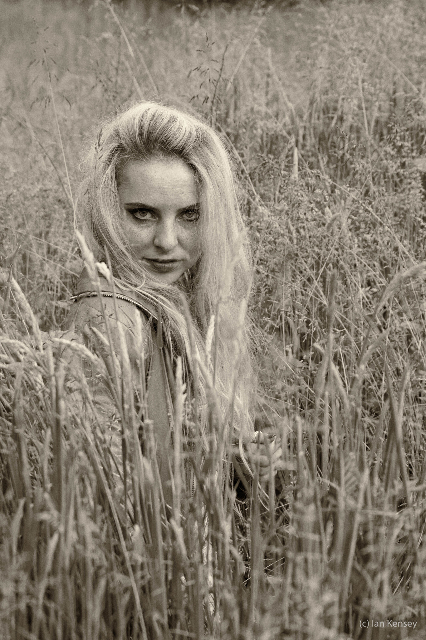Sony ILCA-77M2 sample photo. Amongst the grass photography