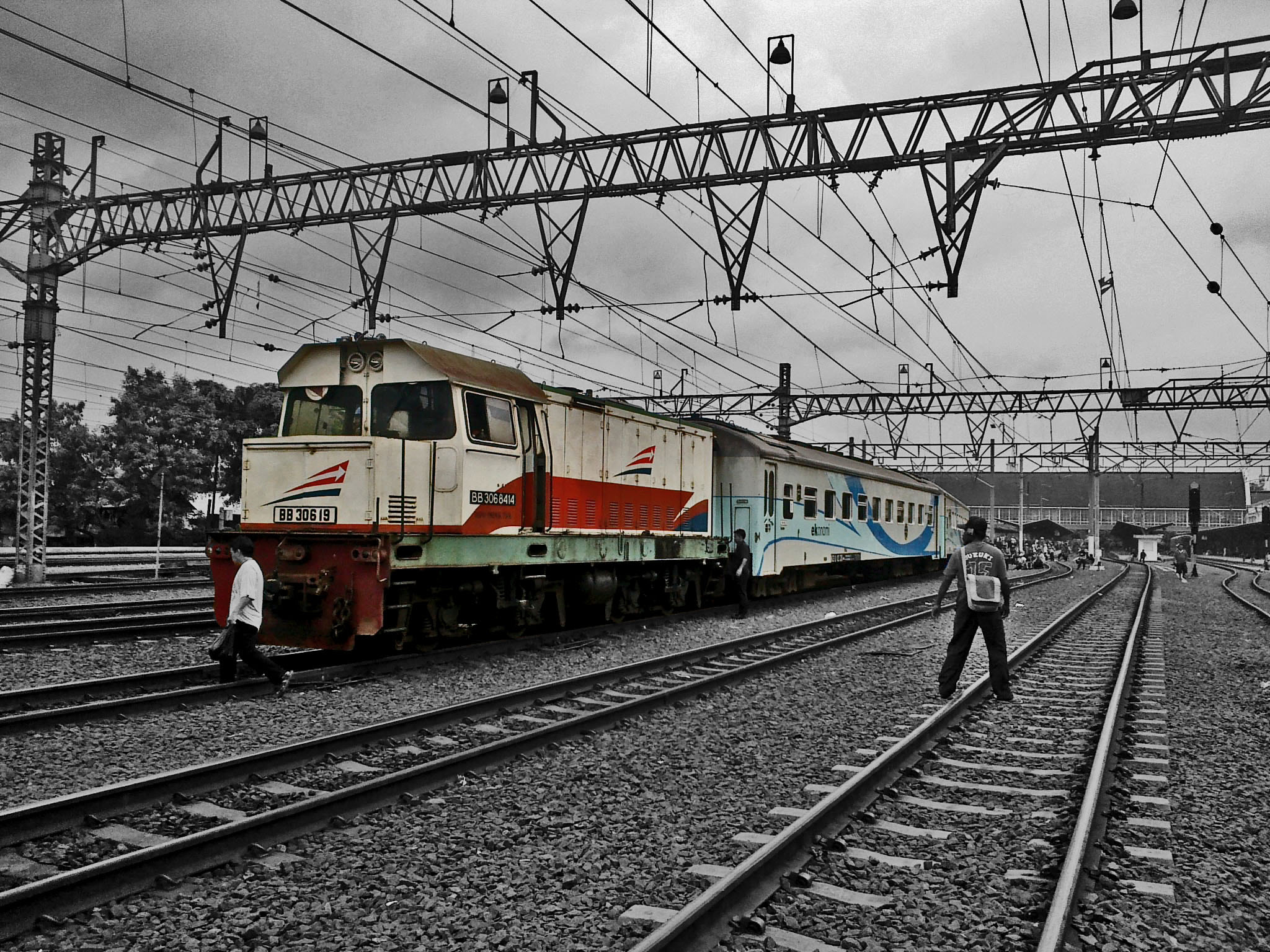Nokia C5-03 sample photo. Indonesian railways 8 - jakarta kota station photography