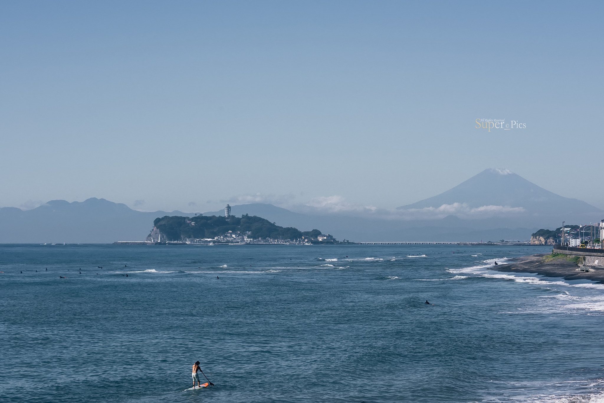 Nikon D810 + AF Zoom-Nikkor 70-210mm f/4 sample photo. Surfing in kamakura photography