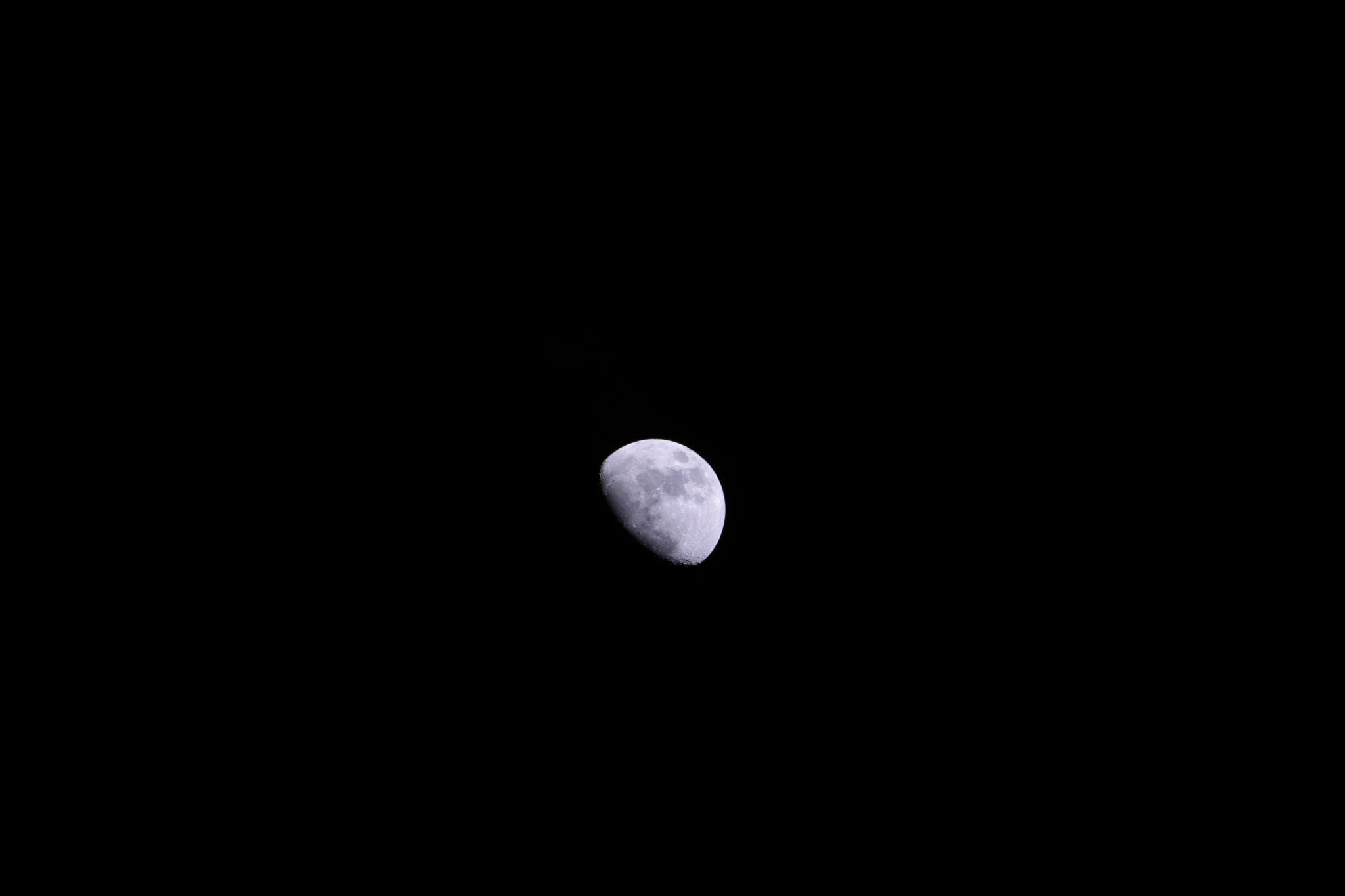 Canon EOS 750D (EOS Rebel T6i / EOS Kiss X8i) + Canon EF-S 55-250mm F4-5.6 IS STM sample photo. Moon photography