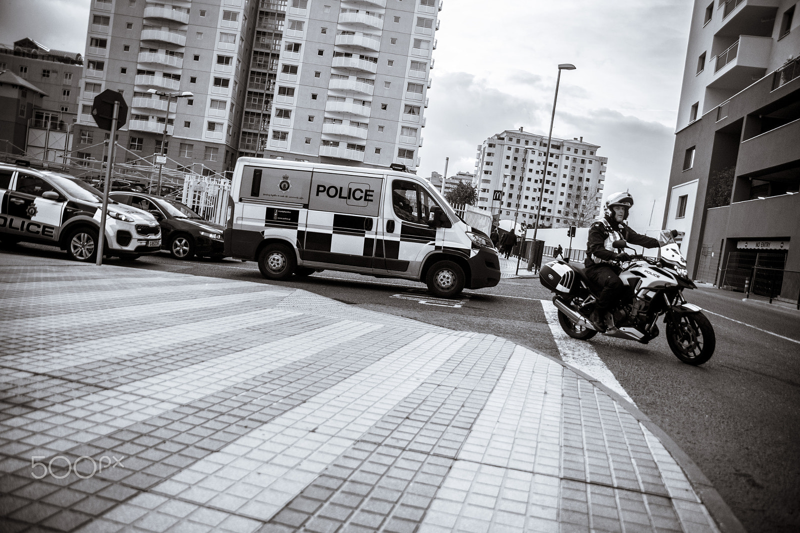Nikon D7100 + Sigma 18-200mm F3.5-6.3 DC sample photo. Major armed police operation in search of "gun" man photography