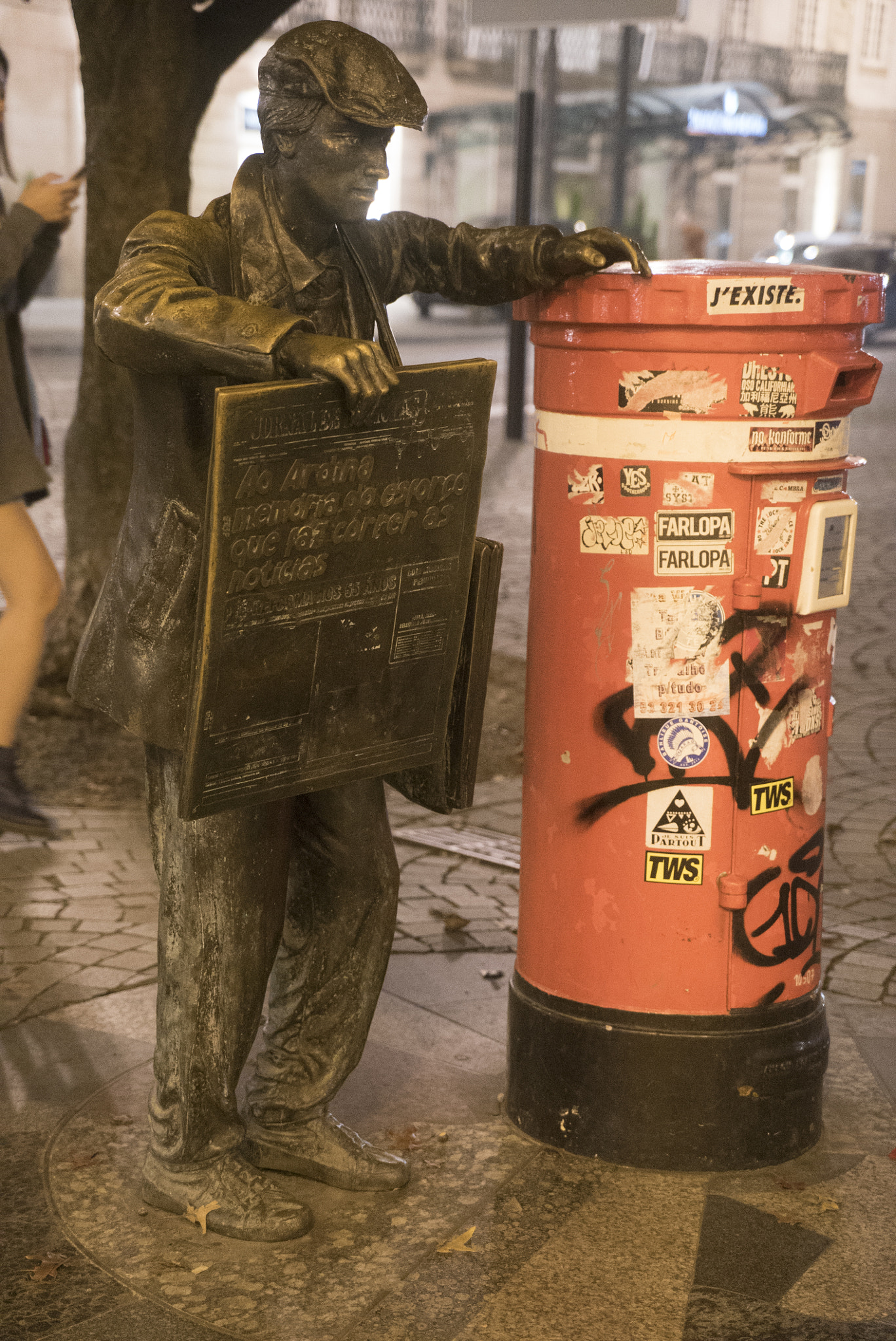 Sony a7S + Sony Vario Tessar T* FE 24-70mm F4 ZA OSS sample photo. Statue newspaper man photography