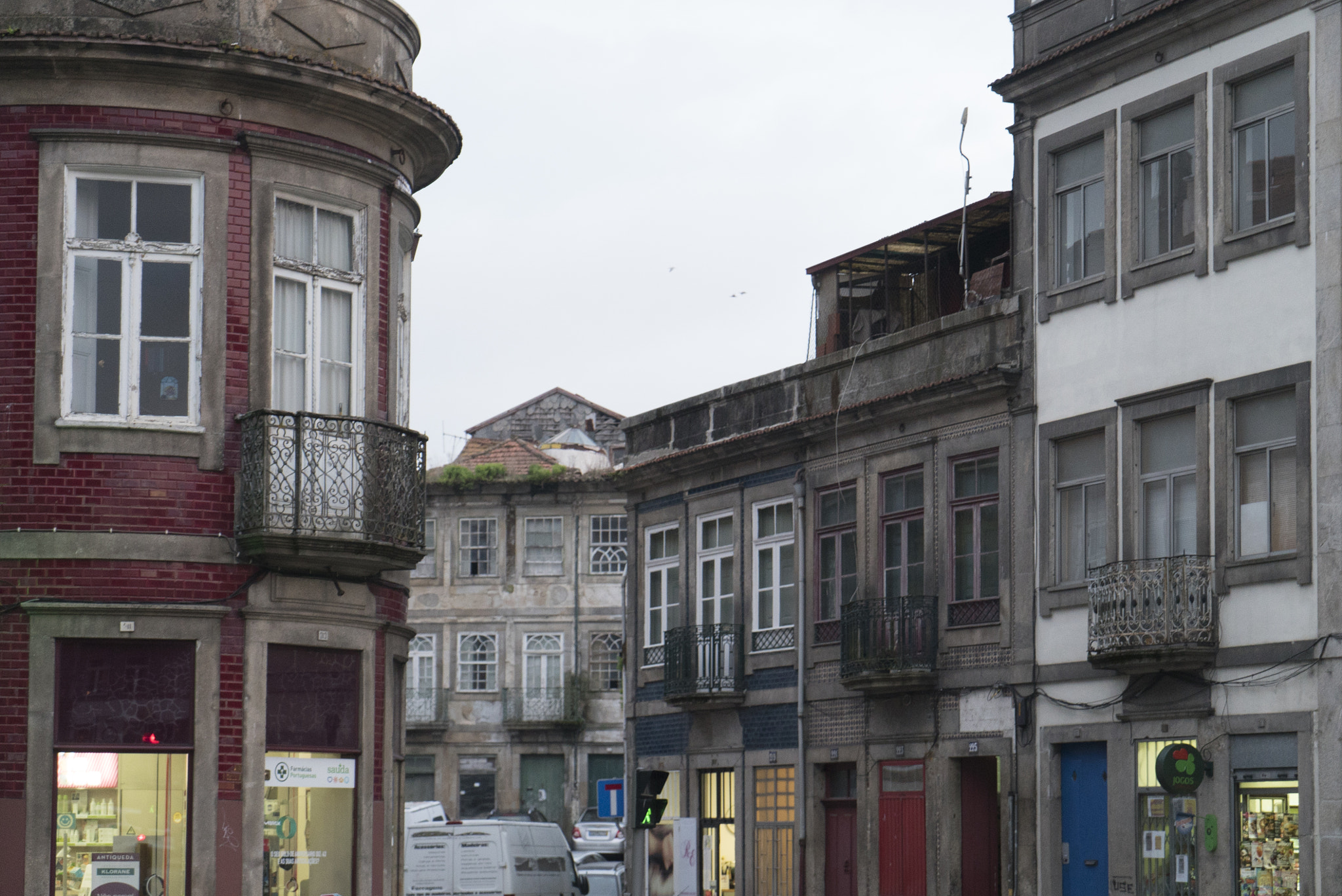 Sony a7S + Sony Vario Tessar T* FE 24-70mm F4 ZA OSS sample photo. Porto old town photography