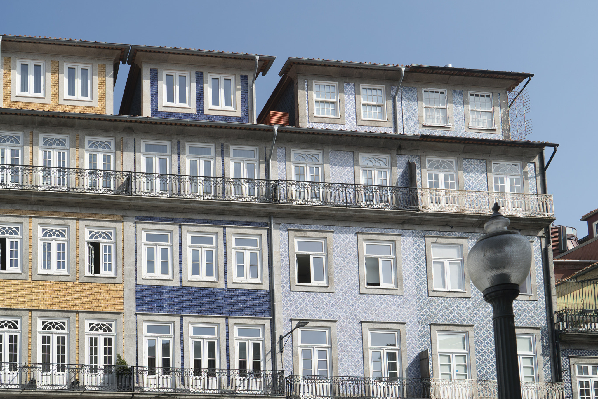 Sony a7S + Sony Vario Tessar T* FE 24-70mm F4 ZA OSS sample photo. Porto old town photography