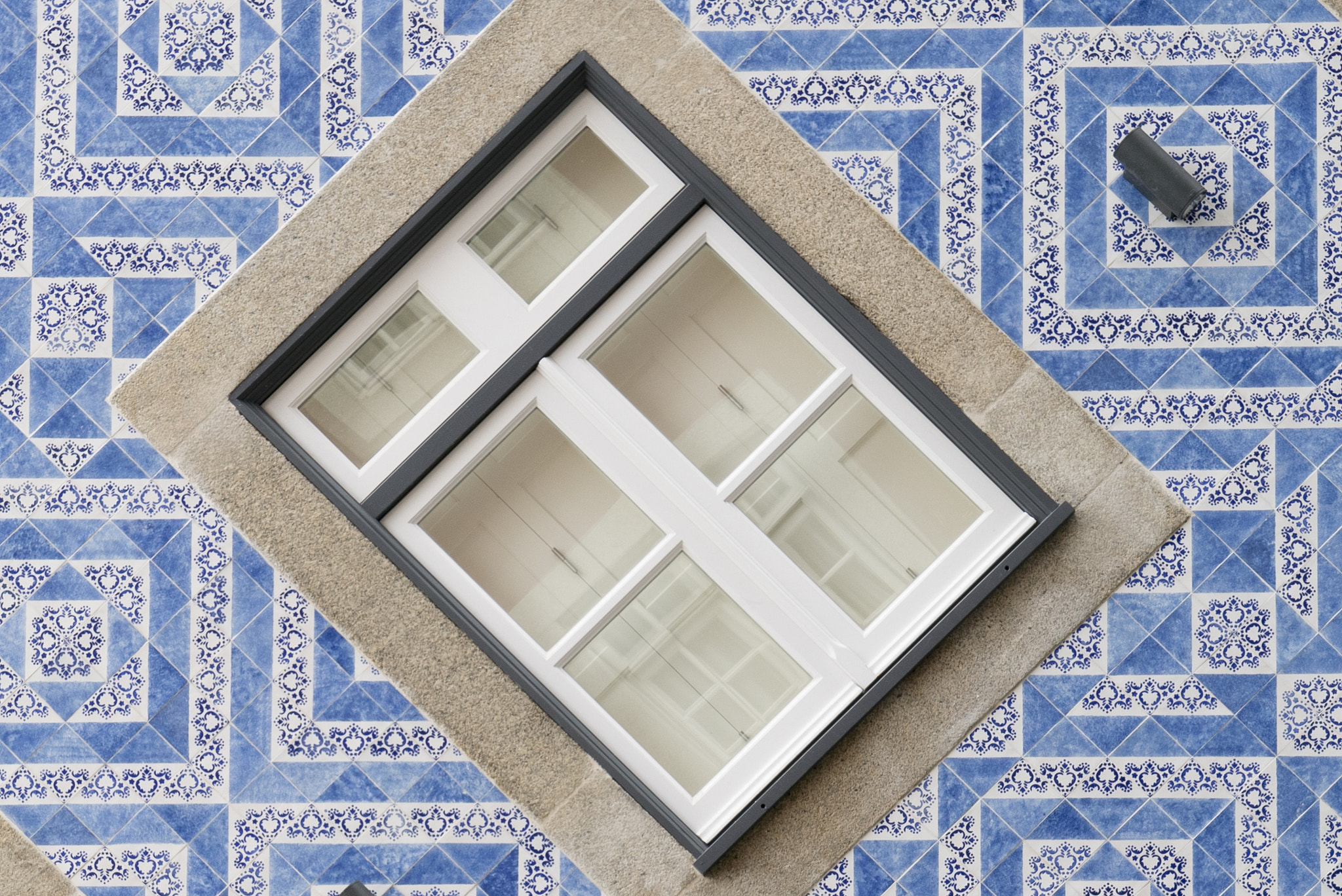 Sony a7S + Sony Vario Tessar T* FE 24-70mm F4 ZA OSS sample photo. Azulejos photography
