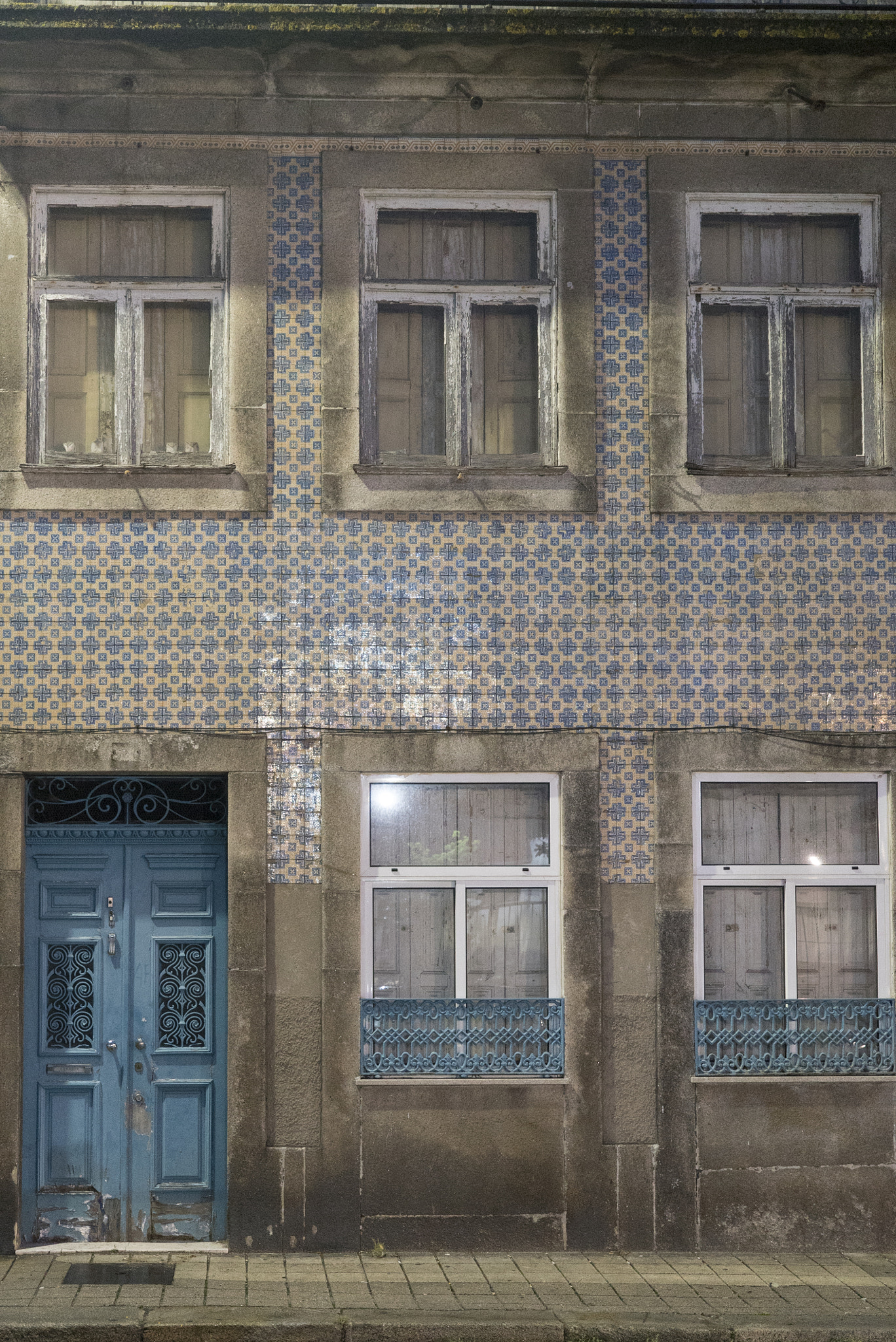 Sony a7S + Sony Vario Tessar T* FE 24-70mm F4 ZA OSS sample photo. Azulejos photography