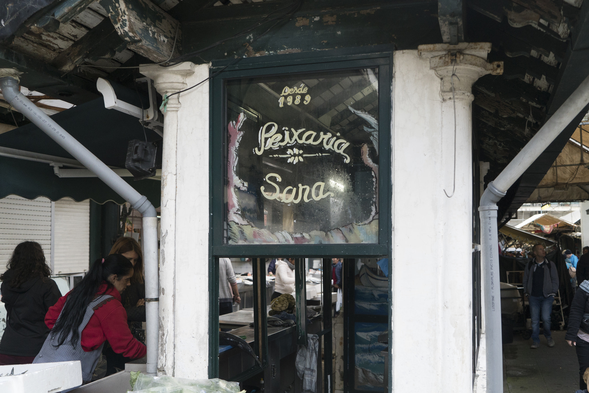 Sony a7S + Sony Vario Tessar T* FE 24-70mm F4 ZA OSS sample photo. Bolhao market photography