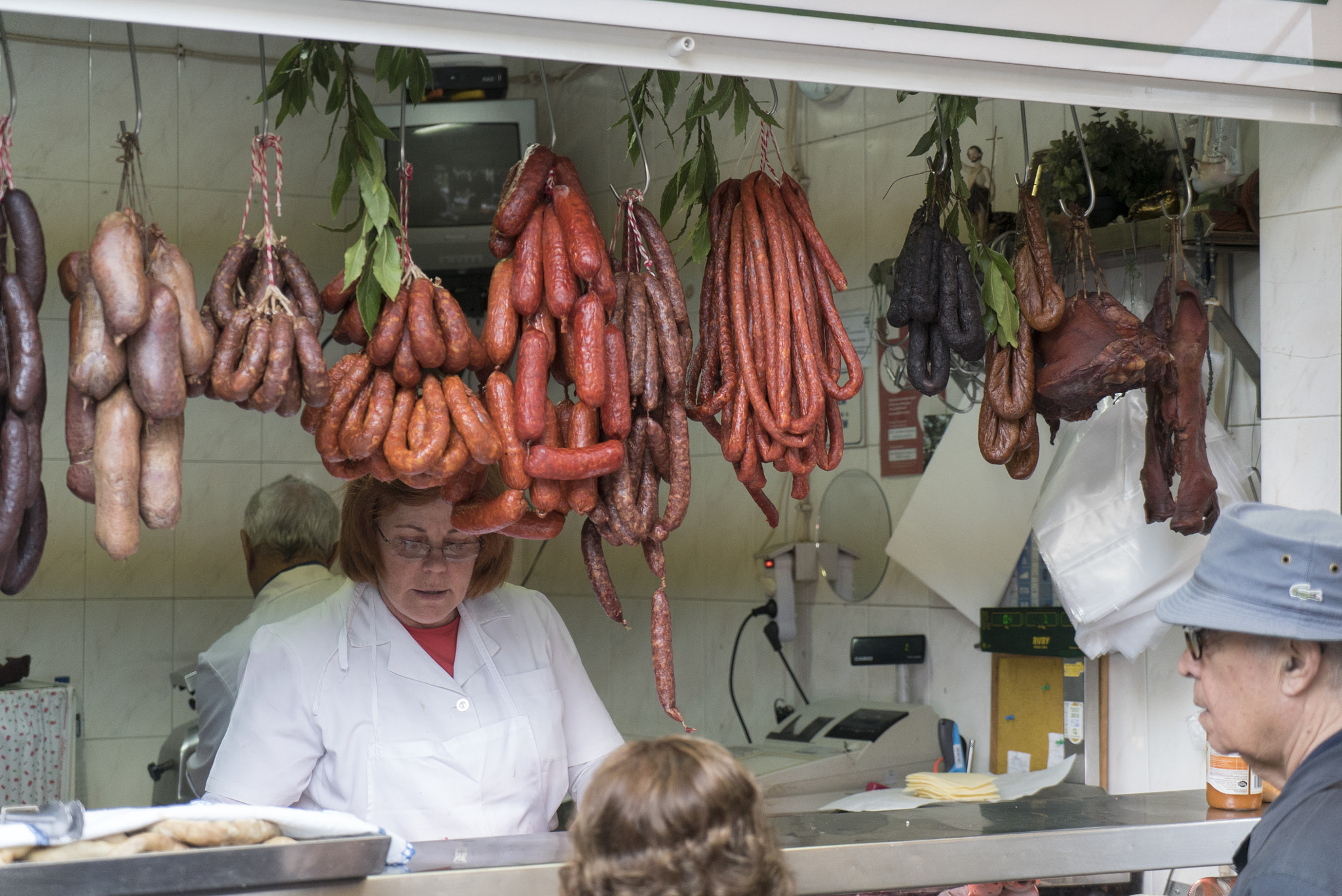 Sony a7S + Sony Vario Tessar T* FE 24-70mm F4 ZA OSS sample photo. Bolhao market photography