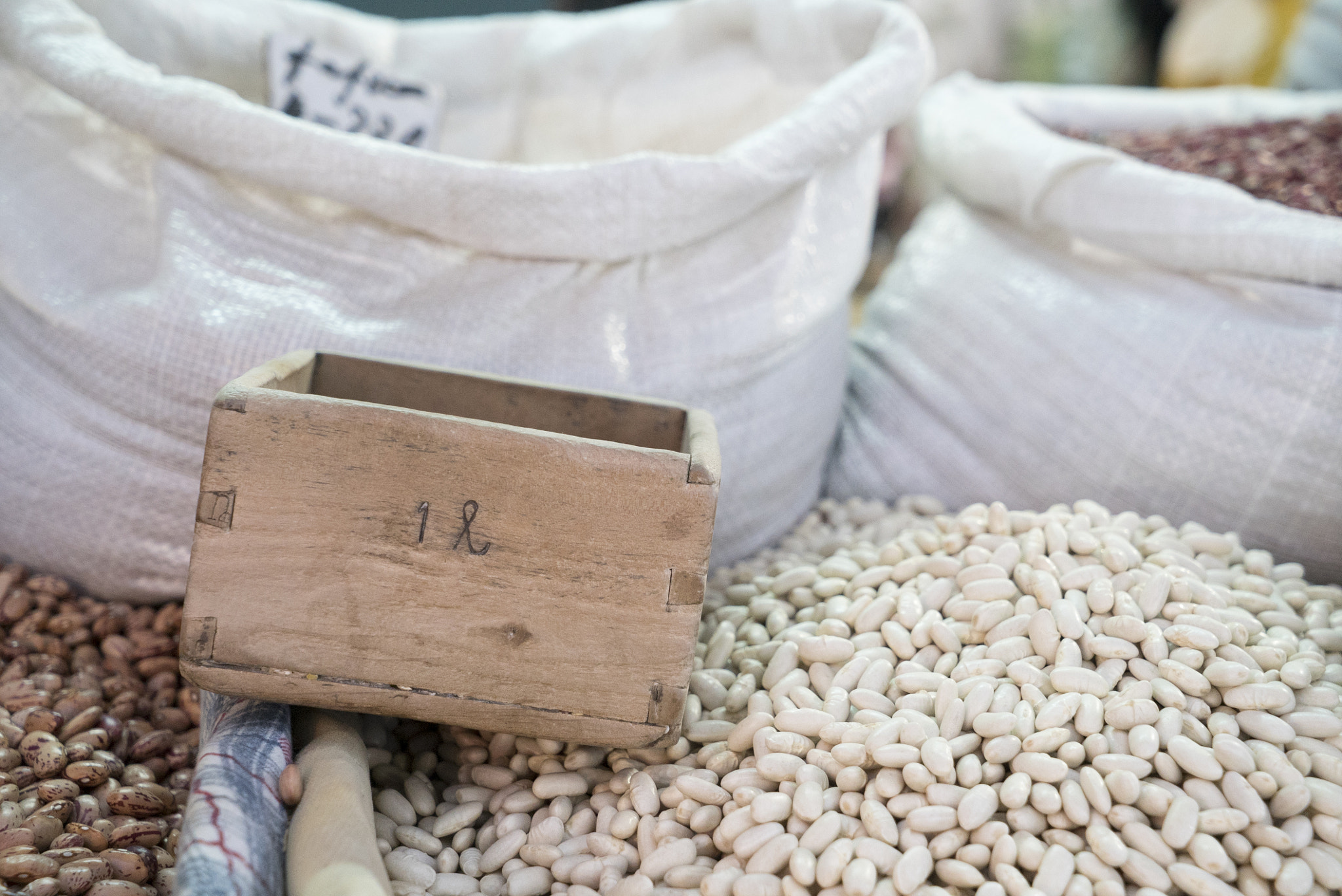 Sony a7S + Sony Vario Tessar T* FE 24-70mm F4 ZA OSS sample photo. Bolhao market photography