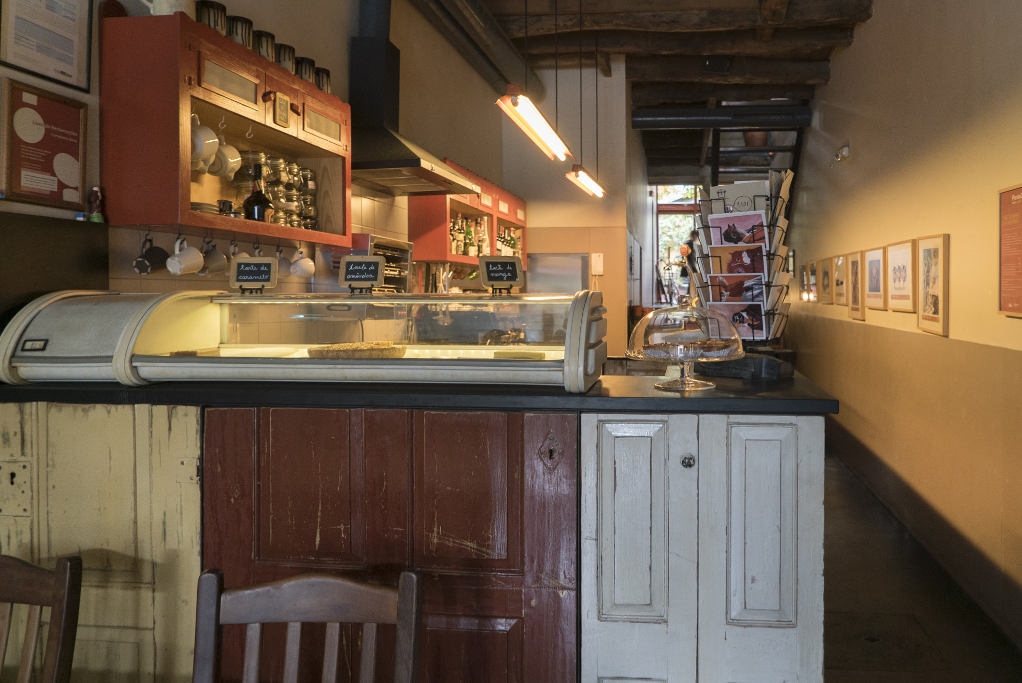 Sony a7S + Sony Vario Tessar T* FE 24-70mm F4 ZA OSS sample photo. Bar counter built from recycling material photography