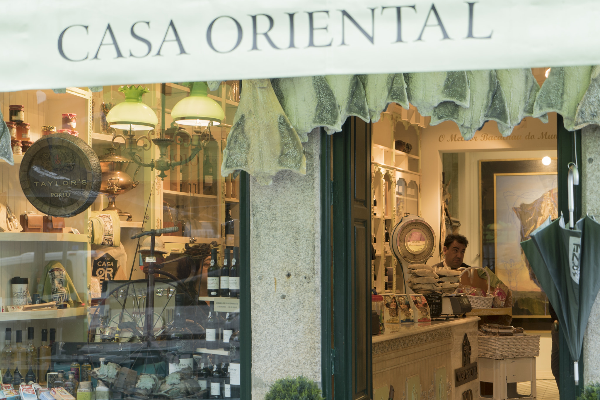 Sony a7S + Sony Vario Tessar T* FE 24-70mm F4 ZA OSS sample photo. Casa oriental, traditional food shop photography