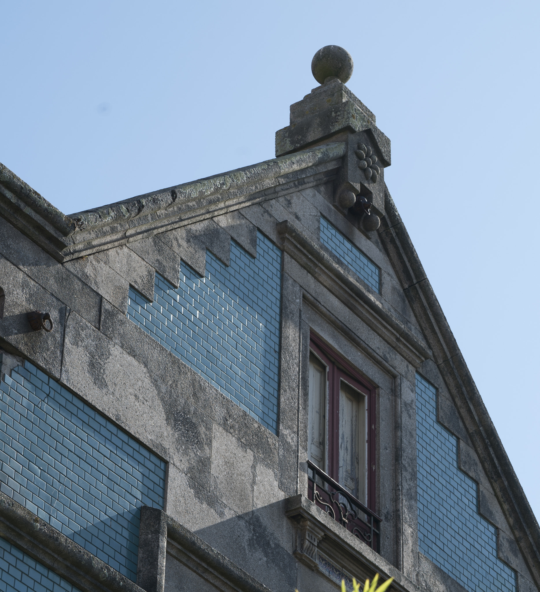 Sony a7S + Sony FE 70-200mm F4 G OSS sample photo. Gable covered with tiles photography