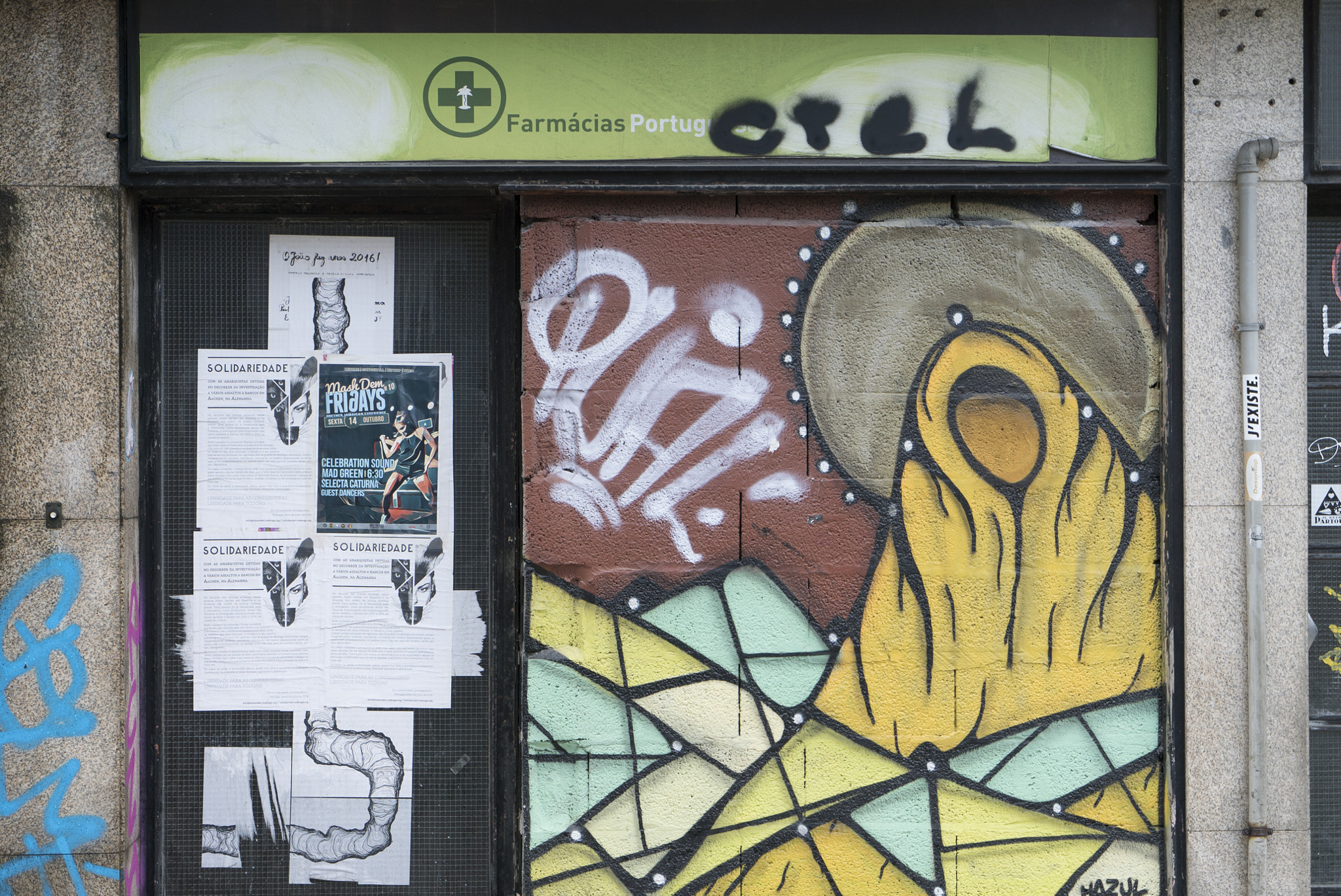 Sony a7S + Sony Vario Tessar T* FE 24-70mm F4 ZA OSS sample photo. Porto street art photography