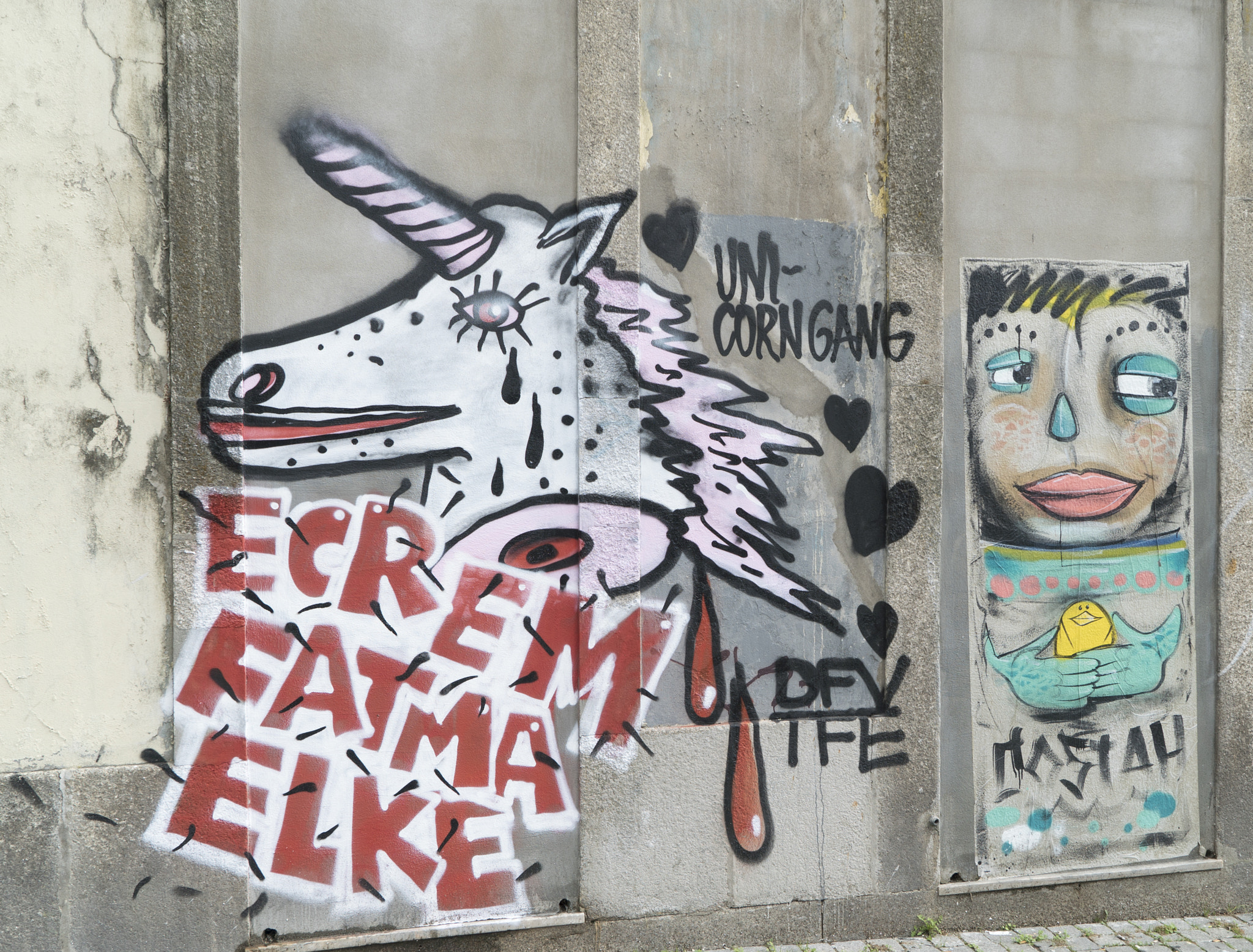 Sony a7S + Sony Vario Tessar T* FE 24-70mm F4 ZA OSS sample photo. Porto street art photography